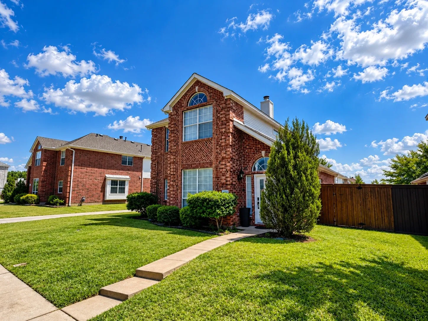 Single Family Residence For Sale in Denton County , 1402 Stone Canyon Way, Lewisville, Texas 75067, 3 Bedroom, 3 Bathroom, 2 Garage spaces, 1,783 Sqft, built in 2000, mls#21411408, Real Estate Agent in Lewisville, Homes For Sale in Denton county, Homes For Sale in Lewisville, Realtor in Lewisville Texas, Real Estate Brokerage Independent Realty Texas, Luminita Cordes Realtor