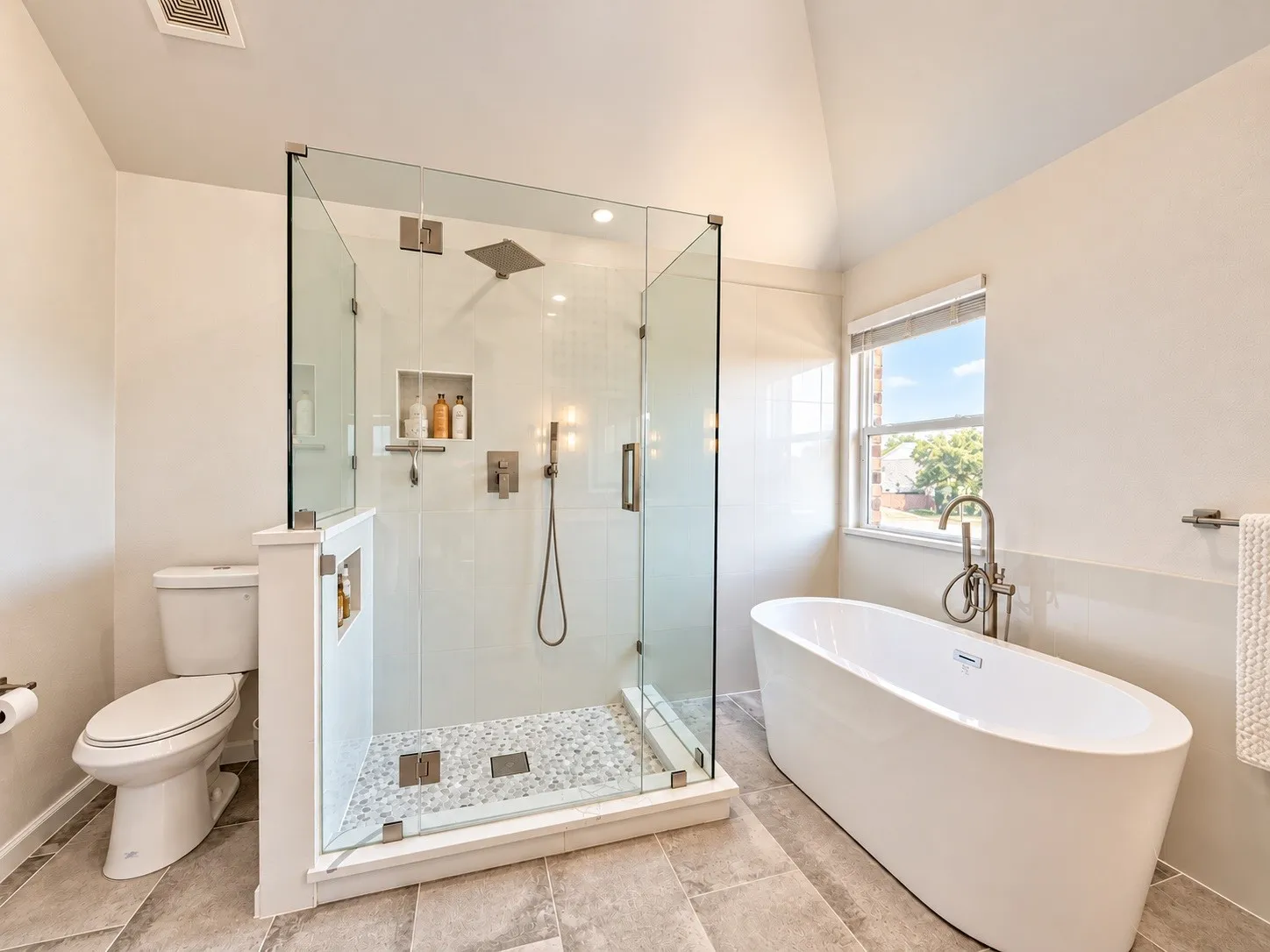 Single Family Residence For Sale in Denton County , 1402 Stone Canyon Way, Lewisville, Texas 75067, 3 Bedroom, 3 Bathroom, 2 Garage spaces, 1,783 Sqft, built in 2000, mls#21411408, Real Estate Agent in Lewisville, Homes For Sale in Denton county, Homes For Sale in Lewisville, Realtor in Lewisville Texas, Real Estate Brokerage Independent Realty Texas, Luminita Cordes Realtor