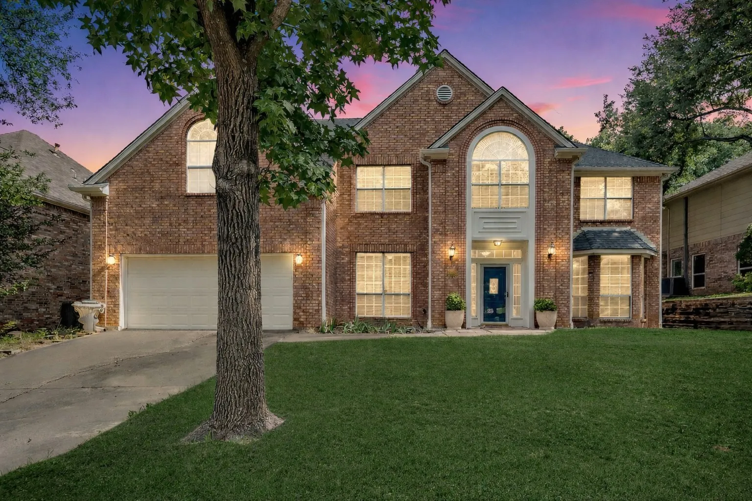 Welcome to 1803 Haydenbend Circle in Grapevine, just west of DFW Airport in the heart of the DFW Metroplex.  Roof installed Oct 2026.