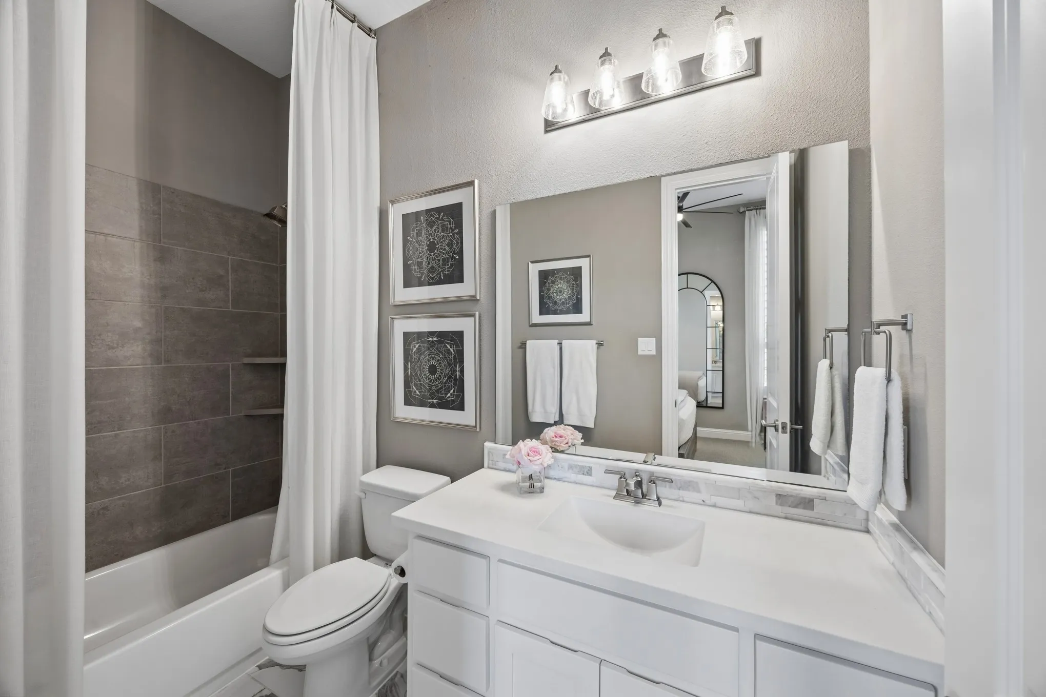 Downstair guest room ensuite bathroom.