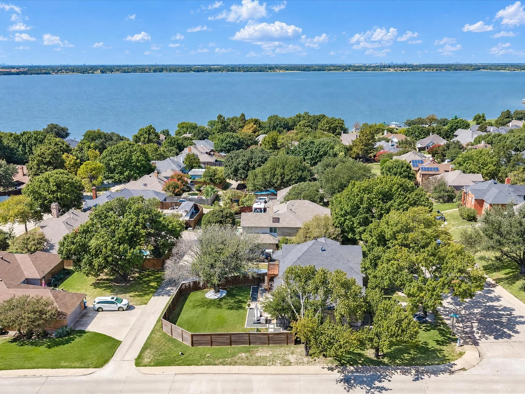 Single Family Residence For Sale in Rockwall County , 1601 N Hills Drive, Rockwall, Texas 75087, 4 Bedroom, 3 Bathroom, 2 Garage spaces, 2,579 Sqft, built in 1988, mls#21412467, Real Estate Agent in Rockwall, Homes For Sale in Rockwall county, Homes For Sale in Rockwall, Realtor in Rockwall Texas, Real Estate Brokerage Independent Realty Texas, Luminita Cordes Realtor