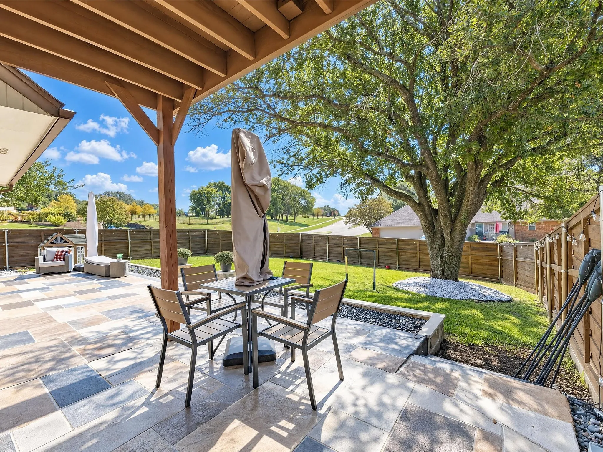 Single Family Residence For Sale in Rockwall County , 1601 N Hills Drive, Rockwall, Texas 75087, 4 Bedroom, 3 Bathroom, 2 Garage spaces, 2,579 Sqft, built in 1988, mls#21412467, Real Estate Agent in Rockwall, Homes For Sale in Rockwall county, Homes For Sale in Rockwall, Realtor in Rockwall Texas, Real Estate Brokerage Independent Realty Texas, Luminita Cordes Realtor