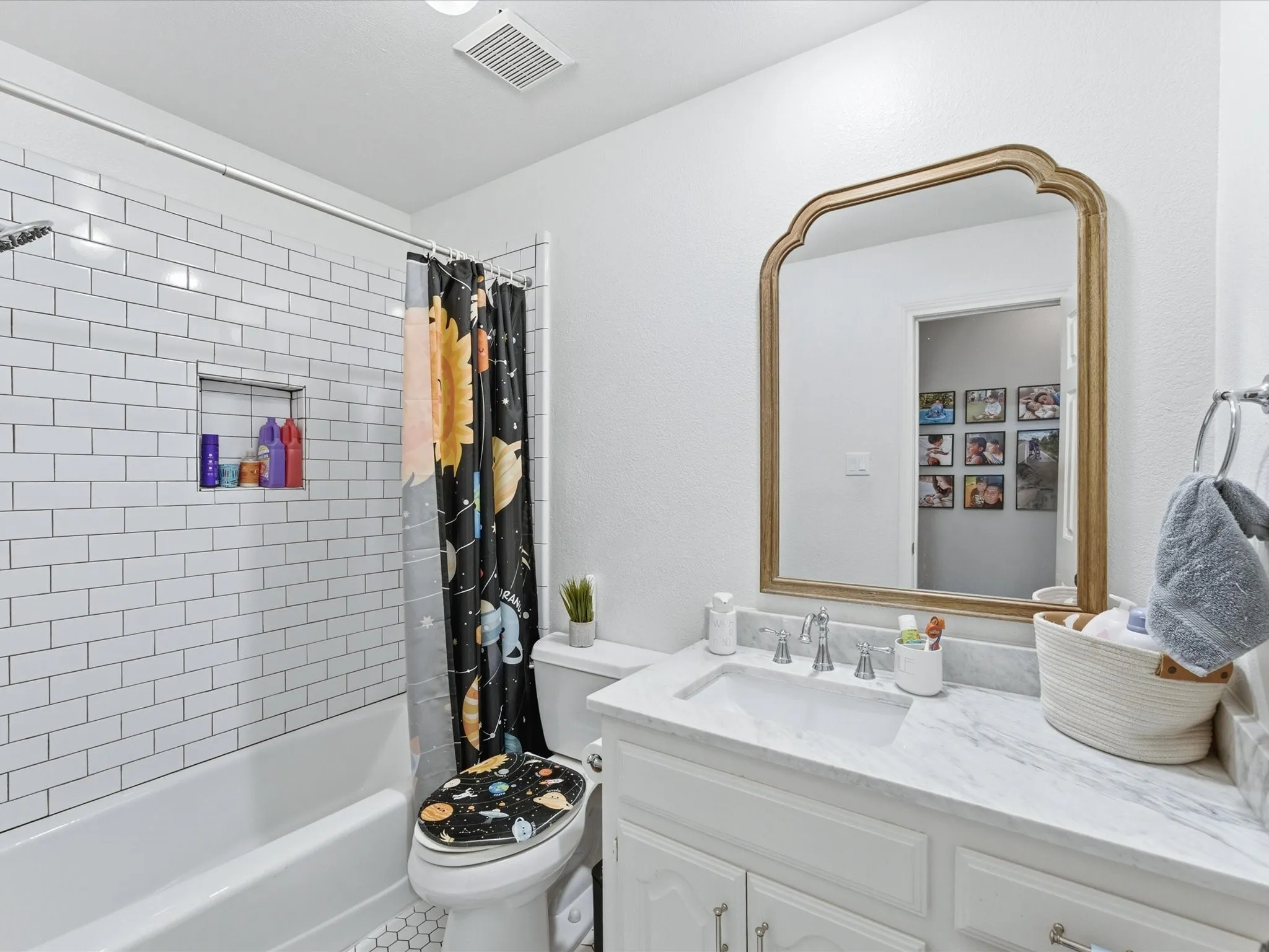 Single Family Residence For Sale in Rockwall County , 1601 N Hills Drive, Rockwall, Texas 75087, 4 Bedroom, 3 Bathroom, 2 Garage spaces, 2,579 Sqft, built in 1988, mls#21412467, Real Estate Agent in Rockwall, Homes For Sale in Rockwall county, Homes For Sale in Rockwall, Realtor in Rockwall Texas, Real Estate Brokerage Independent Realty Texas, Luminita Cordes Realtor