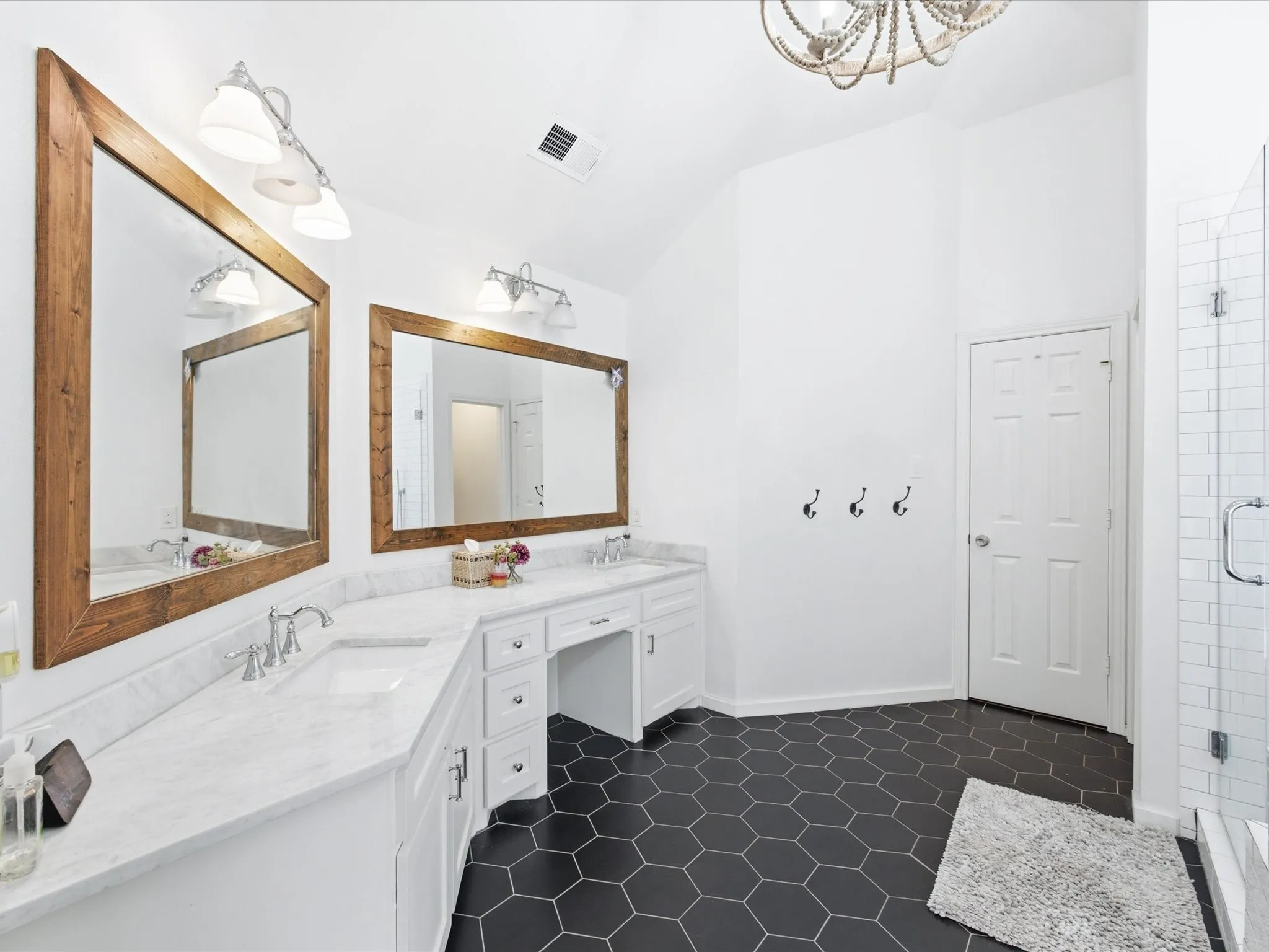 Single Family Residence For Sale in Rockwall County , 1601 N Hills Drive, Rockwall, Texas 75087, 4 Bedroom, 3 Bathroom, 2 Garage spaces, 2,579 Sqft, built in 1988, mls#21412467, Real Estate Agent in Rockwall, Homes For Sale in Rockwall county, Homes For Sale in Rockwall, Realtor in Rockwall Texas, Real Estate Brokerage Independent Realty Texas, Luminita Cordes Realtor