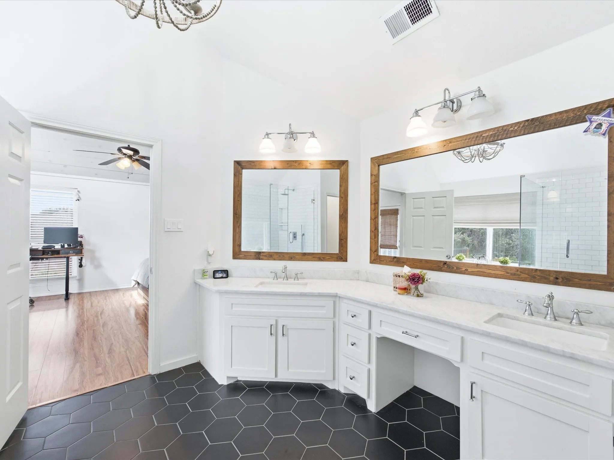 Single Family Residence For Sale in Rockwall County , 1601 N Hills Drive, Rockwall, Texas 75087, 4 Bedroom, 3 Bathroom, 2 Garage spaces, 2,579 Sqft, built in 1988, mls#21412467, Real Estate Agent in Rockwall, Homes For Sale in Rockwall county, Homes For Sale in Rockwall, Realtor in Rockwall Texas, Real Estate Brokerage Independent Realty Texas, Luminita Cordes Realtor