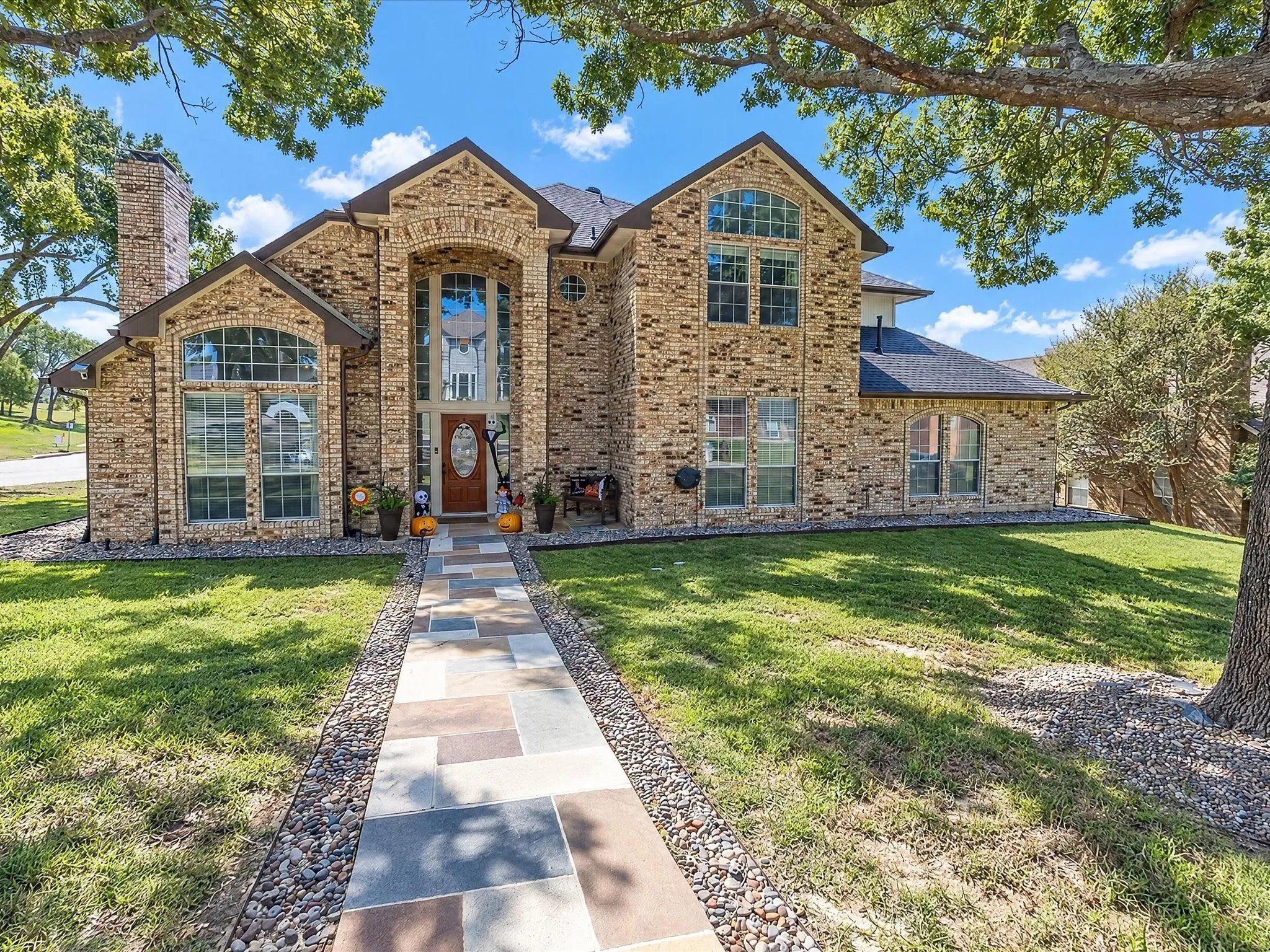 Single Family Residence For Sale in Rockwall County , 1601 N Hills Drive, Rockwall, Texas 75087, 4 Bedroom, 3 Bathroom, 2 Garage spaces, 2,579 Sqft, built in 1988, mls#21412467, Real Estate Agent in Rockwall, Homes For Sale in Rockwall county, Homes For Sale in Rockwall, Realtor in Rockwall Texas, Real Estate Brokerage Independent Realty Texas, Luminita Cordes Realtor