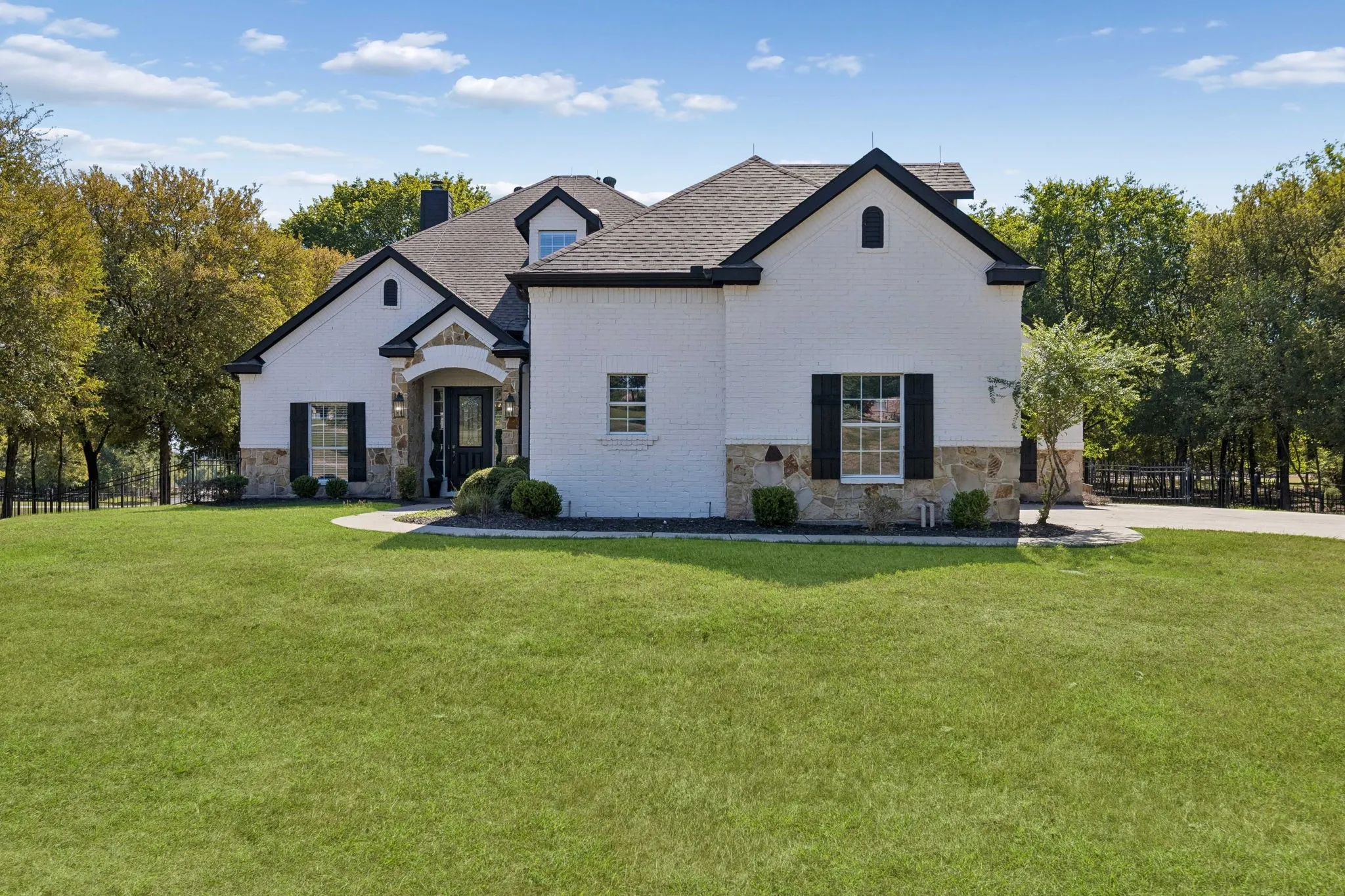 Single Family Residence For Sale in Parker County , 101 Deer Crossing Way, Azle, Texas 76020, 6 Bedroom, 4 Bathroom, 3 Garage spaces, 4,065 Sqft, built in 2006, mls#21412441, Real Estate Agent in Azle, Homes For Sale in Parker county, Homes For Sale in Azle, Realtor in Azle Texas, Real Estate Brokerage Independent Realty Texas, Luminita Cordes Realtor