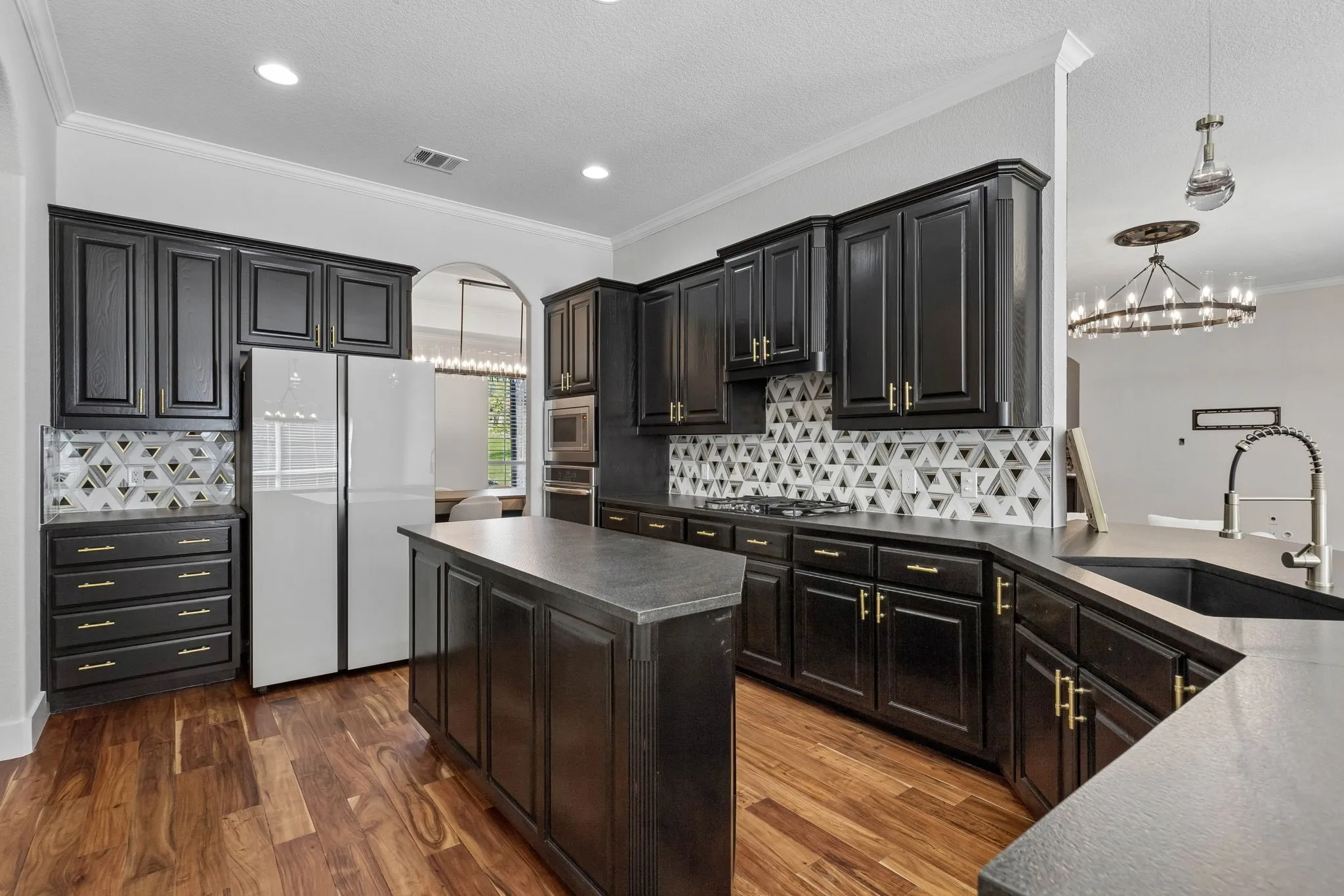 Single Family Residence For Sale in Parker County , 101 Deer Crossing Way, Azle, Texas 76020, 6 Bedroom, 4 Bathroom, 3 Garage spaces, 4,065 Sqft, built in 2006, mls#21412441, Real Estate Agent in Azle, Homes For Sale in Parker county, Homes For Sale in Azle, Realtor in Azle Texas, Real Estate Brokerage Independent Realty Texas, Luminita Cordes Realtor