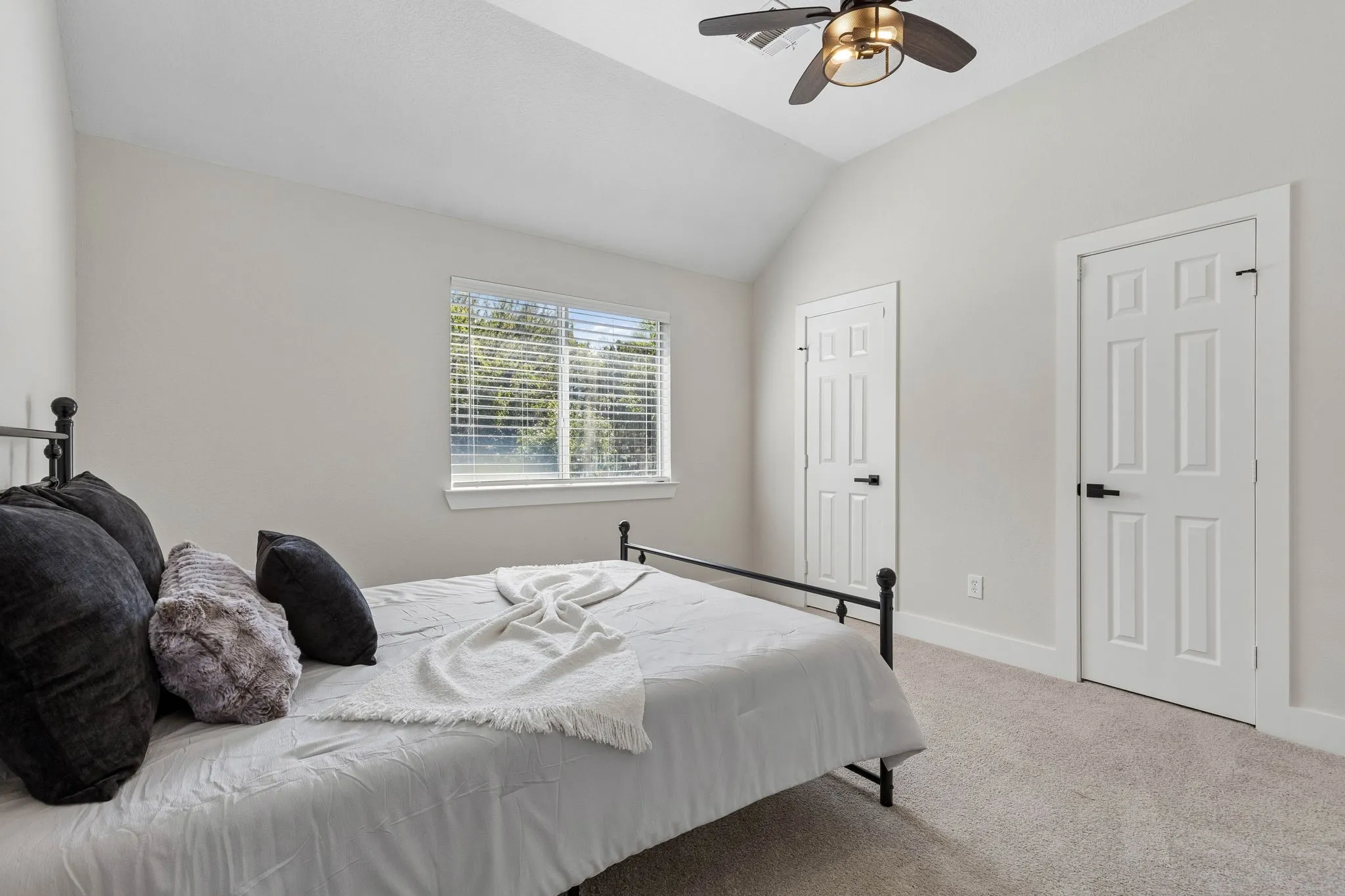 Single Family Residence For Sale in Parker County , 101 Deer Crossing Way, Azle, Texas 76020, 6 Bedroom, 4 Bathroom, 3 Garage spaces, 4,065 Sqft, built in 2006, mls#21412441, Real Estate Agent in Azle, Homes For Sale in Parker county, Homes For Sale in Azle, Realtor in Azle Texas, Real Estate Brokerage Independent Realty Texas, Luminita Cordes Realtor