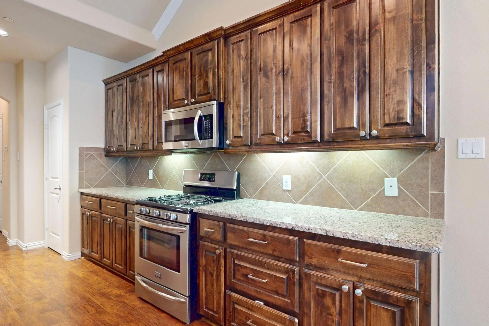 Townhouse For Sale in Dallas County , 6106 Black Swan Circle, Garland, Texas 75044, 3 Bedroom, 3 Bathroom, 2 Garage spaces, 2,287 Sqft, built in 2013, mls#21403639, Real Estate Agent in Garland, Homes For Sale in Dallas county, Homes For Sale in Garland, Realtor in Garland Texas, Real Estate Brokerage Independent Realty Texas, Luminita Cordes Realtor