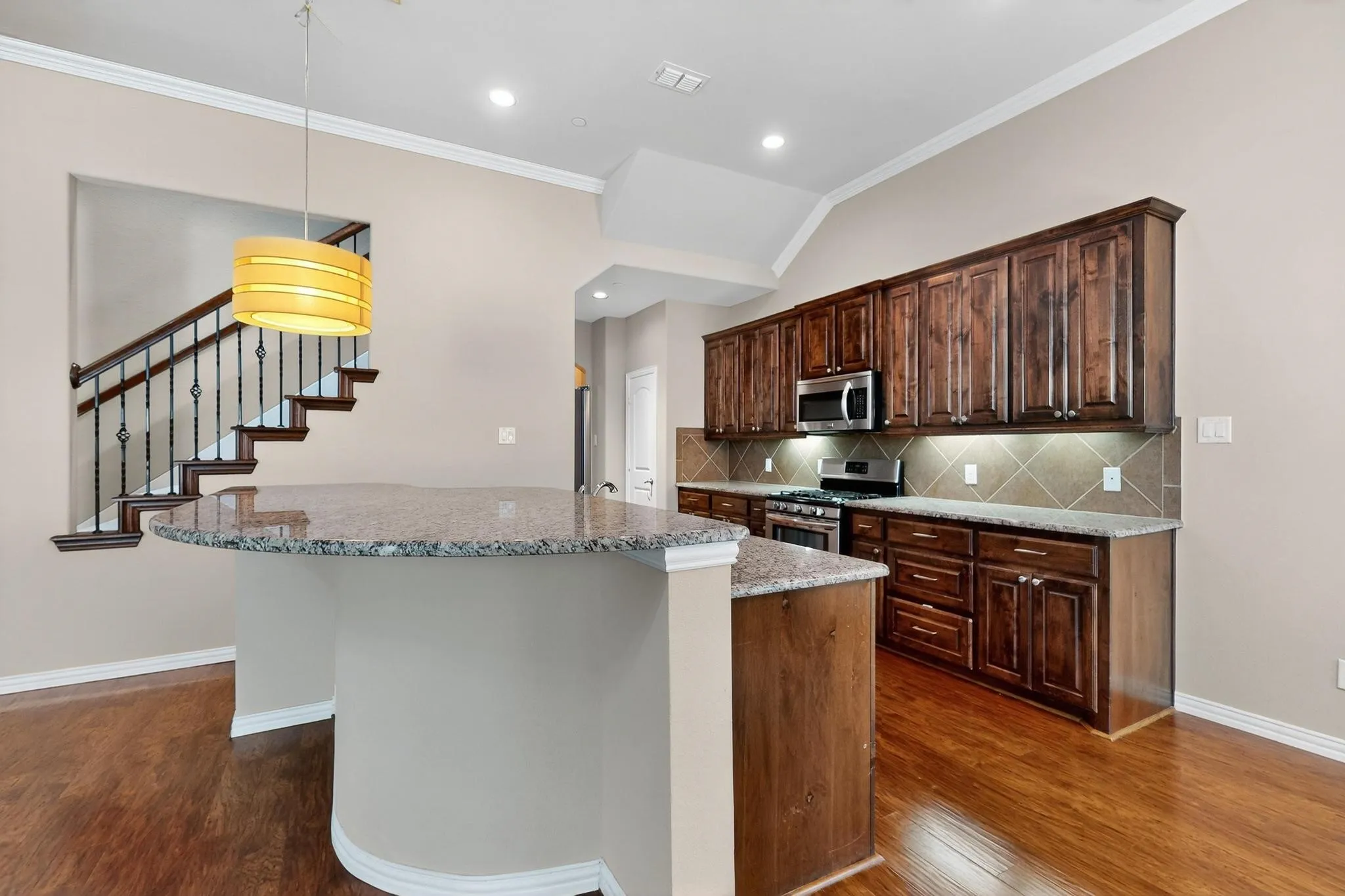 Townhouse For Sale in Dallas County , 6106 Black Swan Circle, Garland, Texas 75044, 3 Bedroom, 3 Bathroom, 2 Garage spaces, 2,287 Sqft, built in 2013, mls#21403639, Real Estate Agent in Garland, Homes For Sale in Dallas county, Homes For Sale in Garland, Realtor in Garland Texas, Real Estate Brokerage Independent Realty Texas, Luminita Cordes Realtor