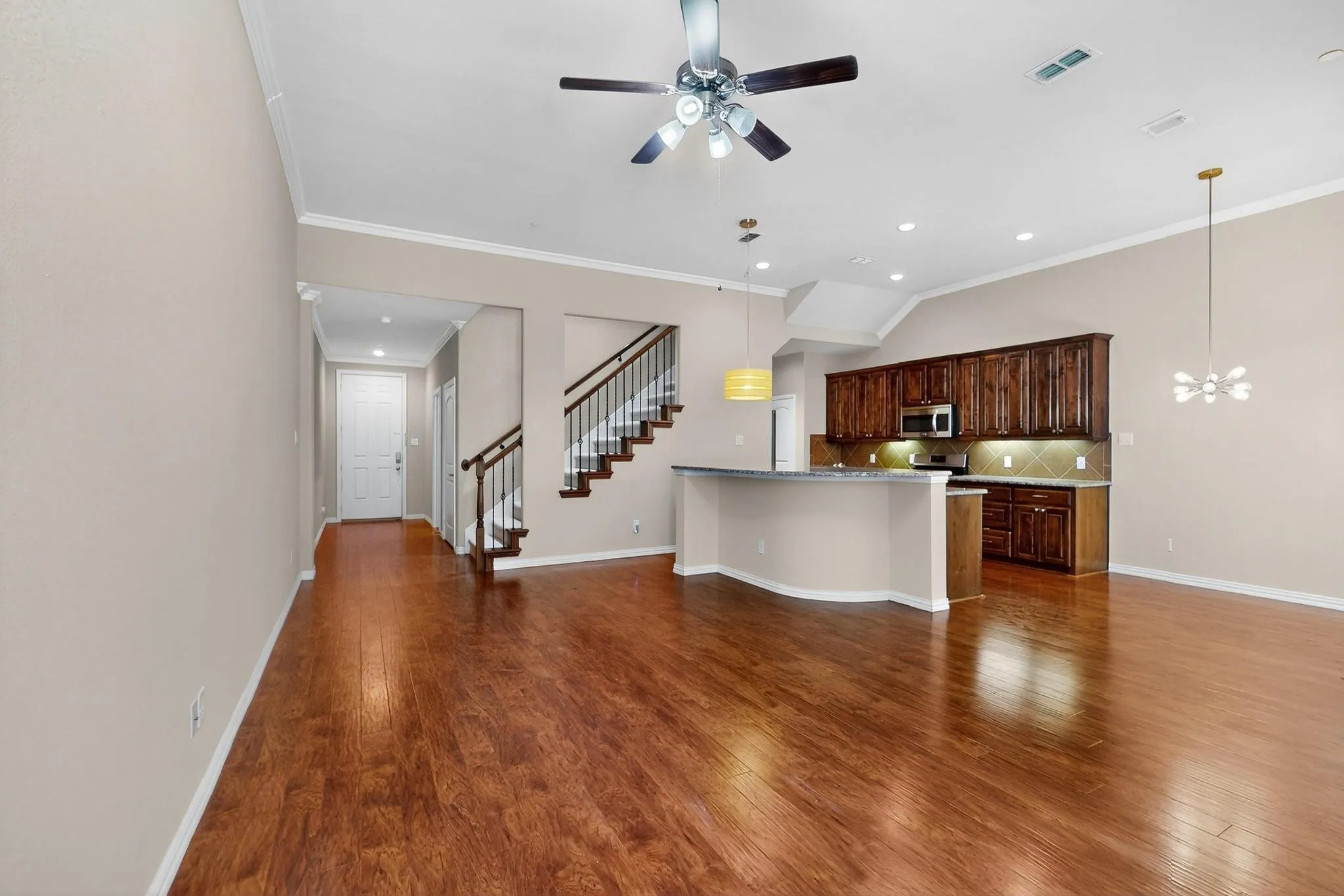 Townhouse For Sale in Dallas County , 6106 Black Swan Circle, Garland, Texas 75044, 3 Bedroom, 3 Bathroom, 2 Garage spaces, 2,287 Sqft, built in 2013, mls#21403639, Real Estate Agent in Garland, Homes For Sale in Dallas county, Homes For Sale in Garland, Realtor in Garland Texas, Real Estate Brokerage Independent Realty Texas, Luminita Cordes Realtor