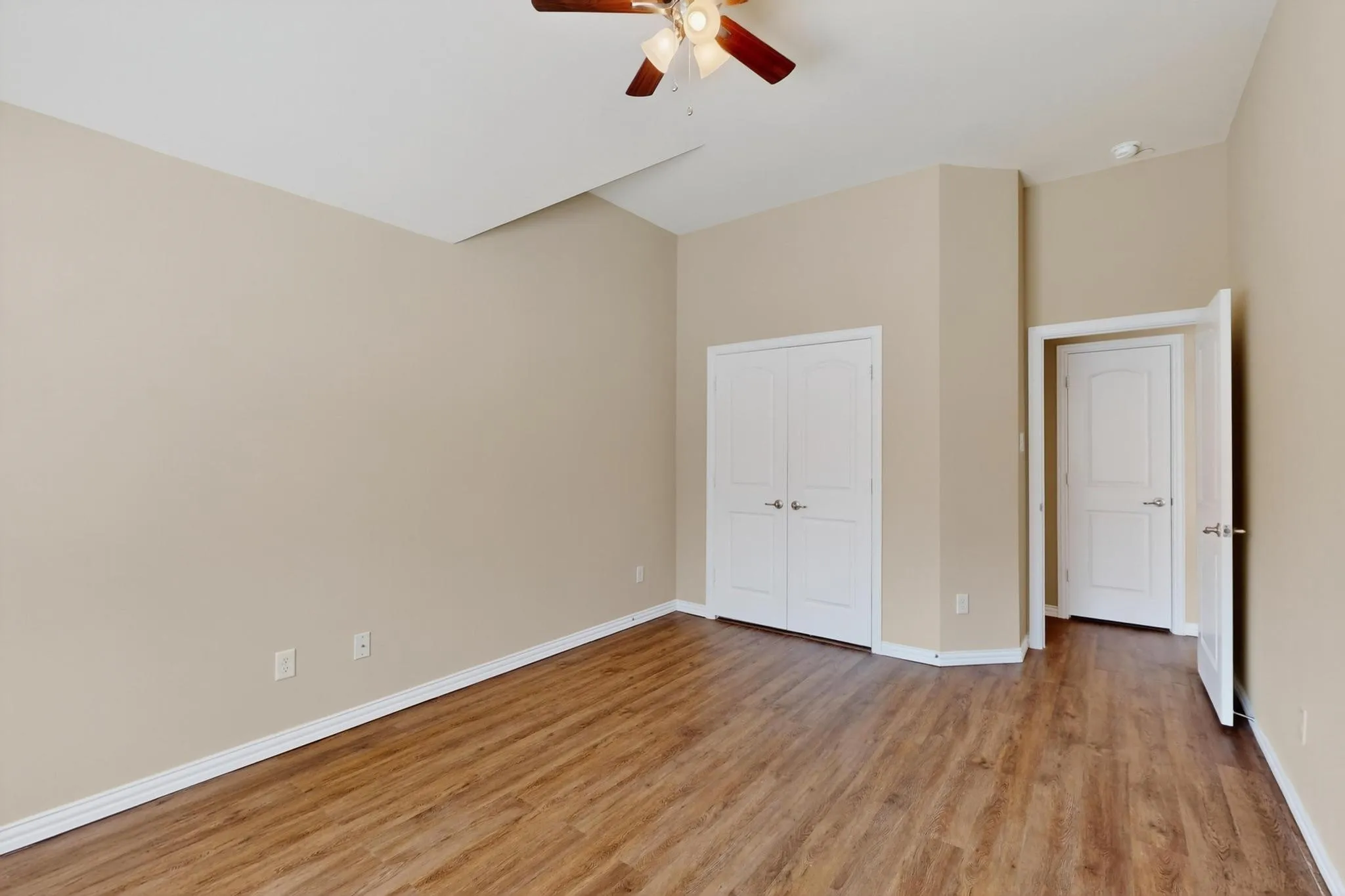 Townhouse For Sale in Dallas County , 6106 Black Swan Circle, Garland, Texas 75044, 3 Bedroom, 3 Bathroom, 2 Garage spaces, 2,287 Sqft, built in 2013, mls#21403639, Real Estate Agent in Garland, Homes For Sale in Dallas county, Homes For Sale in Garland, Realtor in Garland Texas, Real Estate Brokerage Independent Realty Texas, Luminita Cordes Realtor