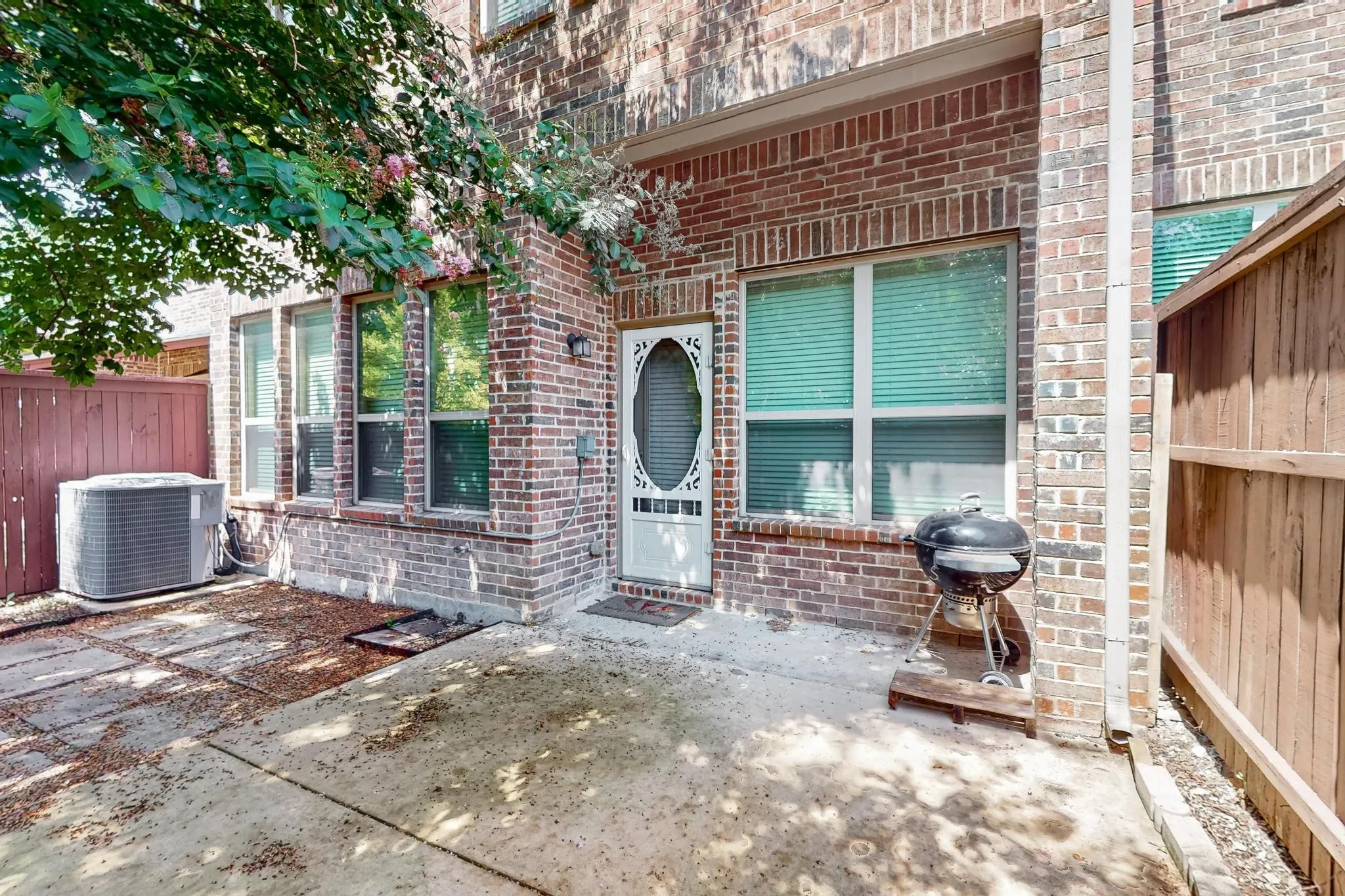 Townhouse For Sale in Dallas County , 6106 Black Swan Circle, Garland, Texas 75044, 3 Bedroom, 3 Bathroom, 2 Garage spaces, 2,287 Sqft, built in 2013, mls#21403639, Real Estate Agent in Garland, Homes For Sale in Dallas county, Homes For Sale in Garland, Realtor in Garland Texas, Real Estate Brokerage Independent Realty Texas, Luminita Cordes Realtor
