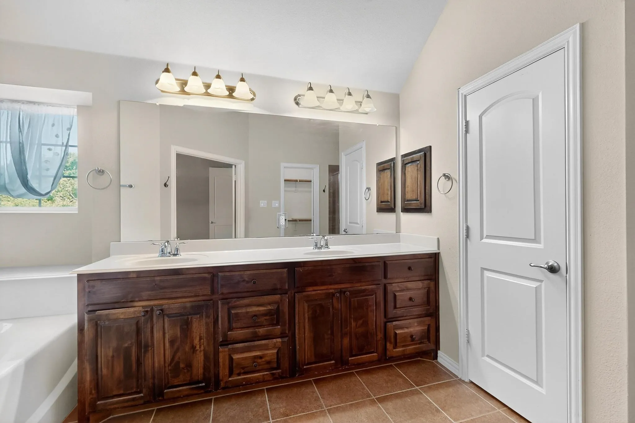 Townhouse For Sale in Dallas County , 6106 Black Swan Circle, Garland, Texas 75044, 3 Bedroom, 3 Bathroom, 2 Garage spaces, 2,287 Sqft, built in 2013, mls#21403639, Real Estate Agent in Garland, Homes For Sale in Dallas county, Homes For Sale in Garland, Realtor in Garland Texas, Real Estate Brokerage Independent Realty Texas, Luminita Cordes Realtor