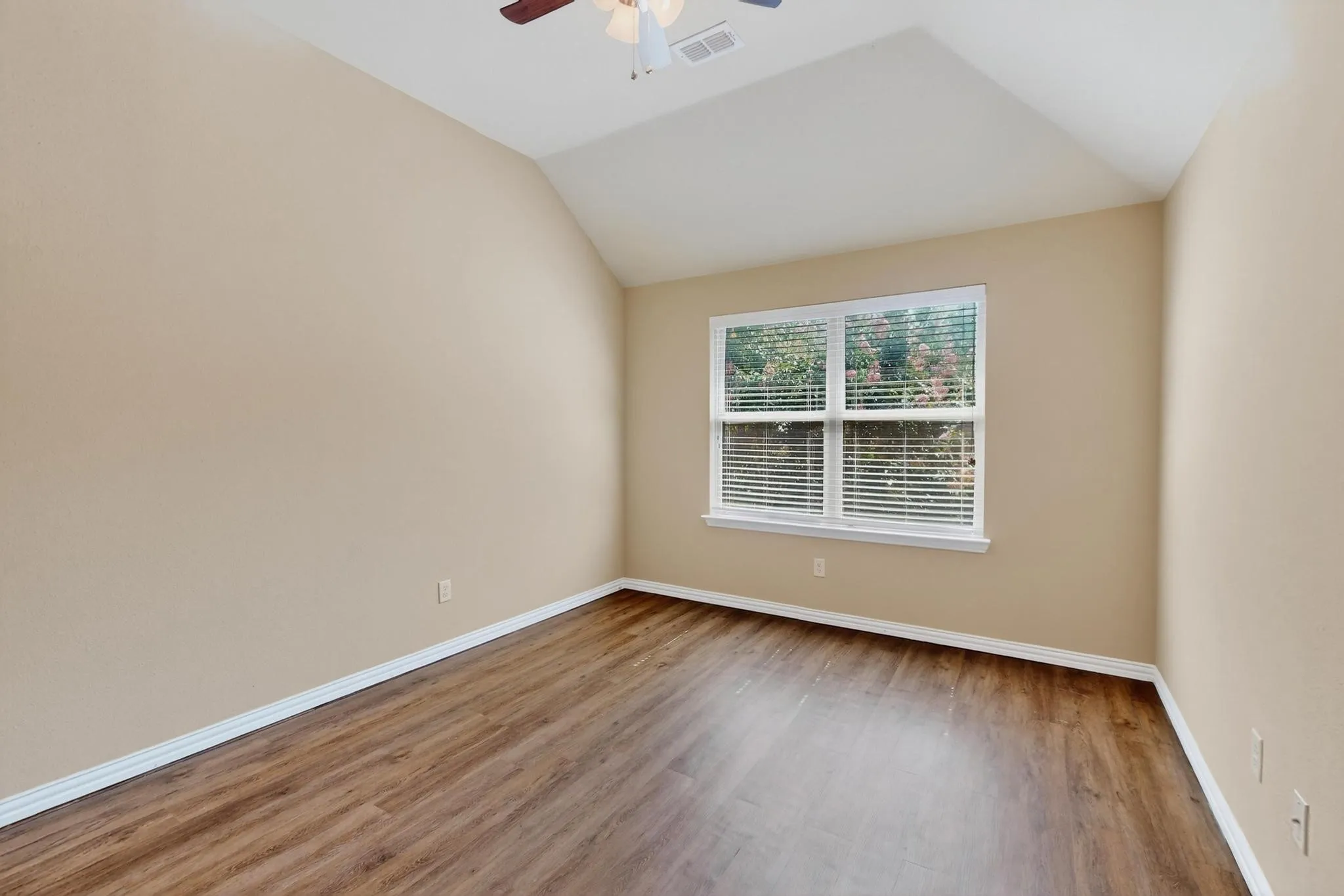 Townhouse For Sale in Dallas County , 6106 Black Swan Circle, Garland, Texas 75044, 3 Bedroom, 3 Bathroom, 2 Garage spaces, 2,287 Sqft, built in 2013, mls#21403639, Real Estate Agent in Garland, Homes For Sale in Dallas county, Homes For Sale in Garland, Realtor in Garland Texas, Real Estate Brokerage Independent Realty Texas, Luminita Cordes Realtor