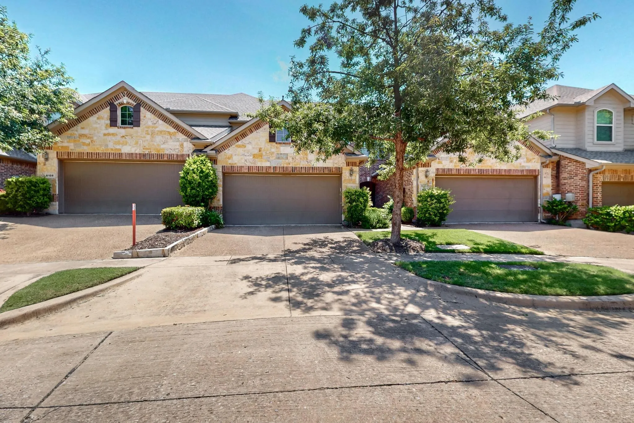 Townhouse For Sale in Dallas County , 6106 Black Swan Circle, Garland, Texas 75044, 3 Bedroom, 3 Bathroom, 2 Garage spaces, 2,287 Sqft, built in 2013, mls#21403639, Real Estate Agent in Garland, Homes For Sale in Dallas county, Homes For Sale in Garland, Realtor in Garland Texas, Real Estate Brokerage Independent Realty Texas, Luminita Cordes Realtor