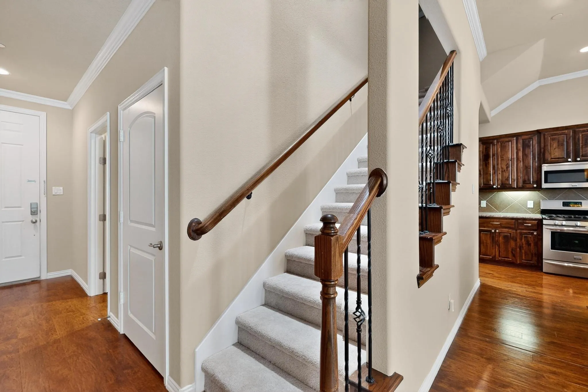 Townhouse For Sale in Dallas County , 6106 Black Swan Circle, Garland, Texas 75044, 3 Bedroom, 3 Bathroom, 2 Garage spaces, 2,287 Sqft, built in 2013, mls#21403639, Real Estate Agent in Garland, Homes For Sale in Dallas county, Homes For Sale in Garland, Realtor in Garland Texas, Real Estate Brokerage Independent Realty Texas, Luminita Cordes Realtor
