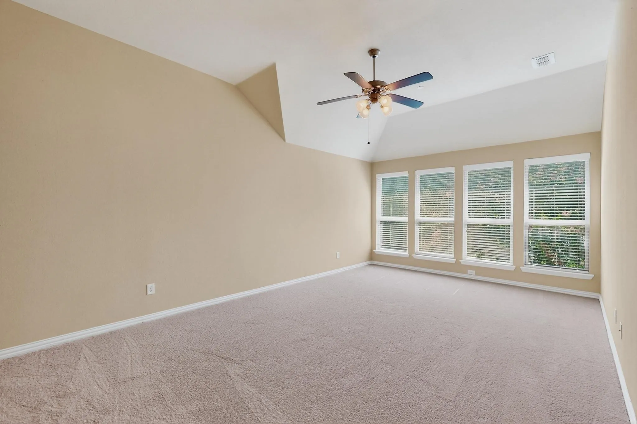 Townhouse For Sale in Dallas County , 6106 Black Swan Circle, Garland, Texas 75044, 3 Bedroom, 3 Bathroom, 2 Garage spaces, 2,287 Sqft, built in 2013, mls#21403639, Real Estate Agent in Garland, Homes For Sale in Dallas county, Homes For Sale in Garland, Realtor in Garland Texas, Real Estate Brokerage Independent Realty Texas, Luminita Cordes Realtor