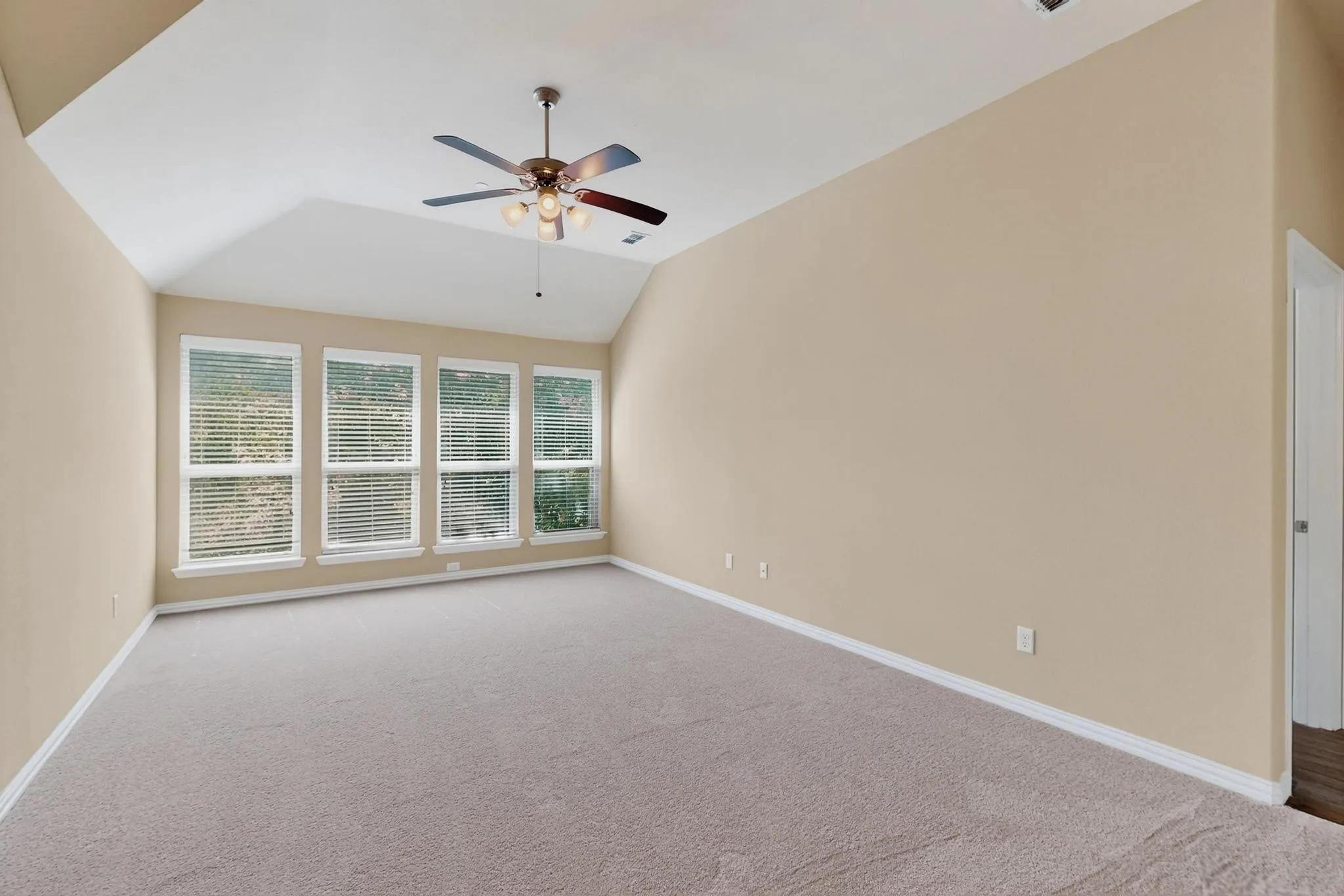 Townhouse For Sale in Dallas County , 6106 Black Swan Circle, Garland, Texas 75044, 3 Bedroom, 3 Bathroom, 2 Garage spaces, 2,287 Sqft, built in 2013, mls#21403639, Real Estate Agent in Garland, Homes For Sale in Dallas county, Homes For Sale in Garland, Realtor in Garland Texas, Real Estate Brokerage Independent Realty Texas, Luminita Cordes Realtor