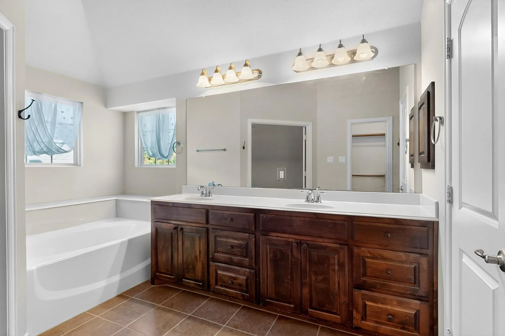 Double Vanity and Garden​​‌​​​​‌​​‌‌​‌‌​​​‌‌​‌​‌​‌​​​‌​​ Tub