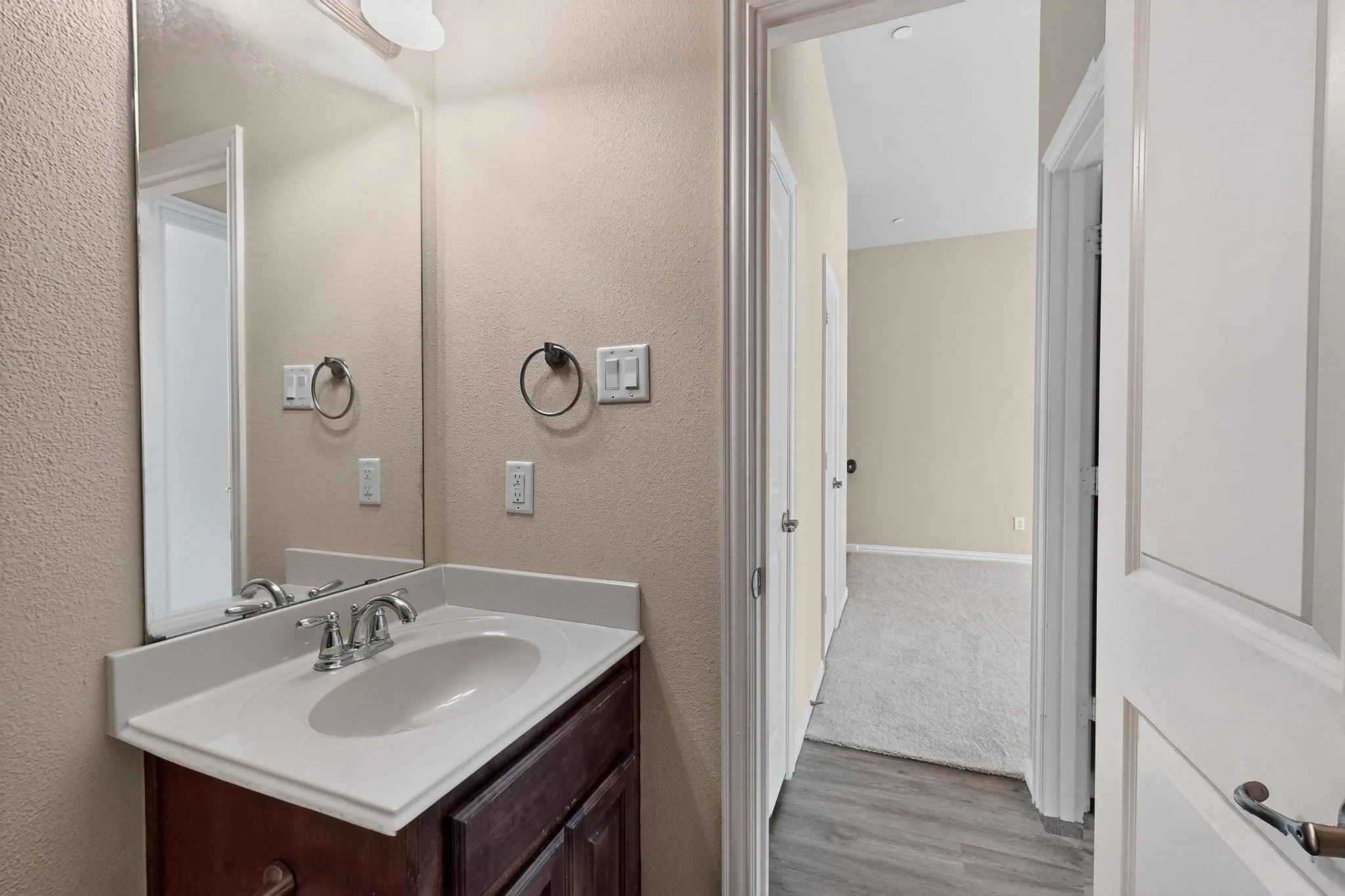 Townhouse For Sale in Dallas County , 6106 Black Swan Circle, Garland, Texas 75044, 3 Bedroom, 3 Bathroom, 2 Garage spaces, 2,287 Sqft, built in 2013, mls#21403639, Real Estate Agent in Garland, Homes For Sale in Dallas county, Homes For Sale in Garland, Realtor in Garland Texas, Real Estate Brokerage Independent Realty Texas, Luminita Cordes Realtor