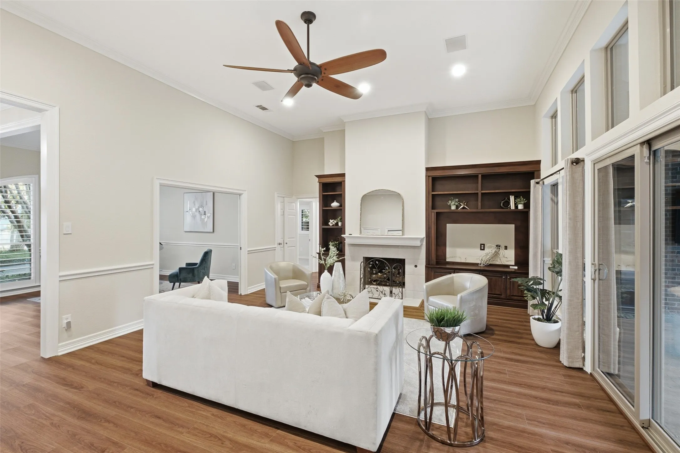 Cozy fireside evenings, ceiling fan breezes and recessed lighting: the living room is made for gathering.