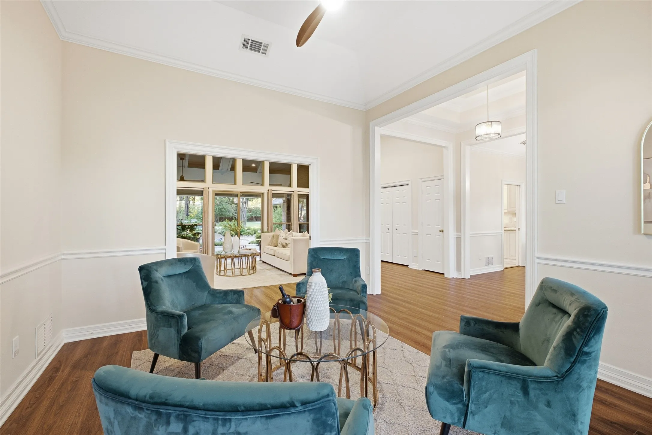 Open sight lines link the sitting room to the living area and the courtyard beyond.