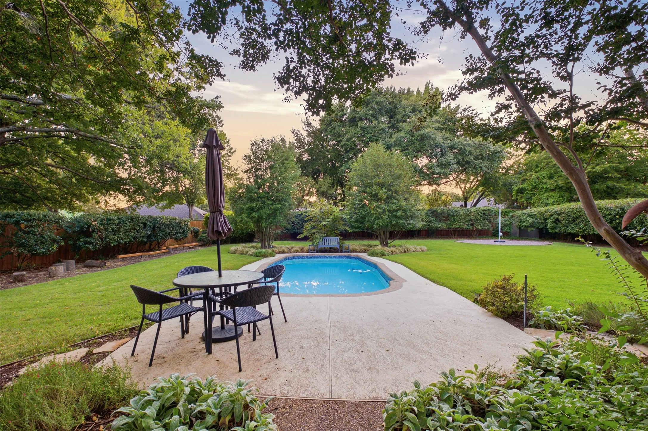 Wide patio sweeps along the pool: sunny afternoons, summer dinners and sunset toasts.