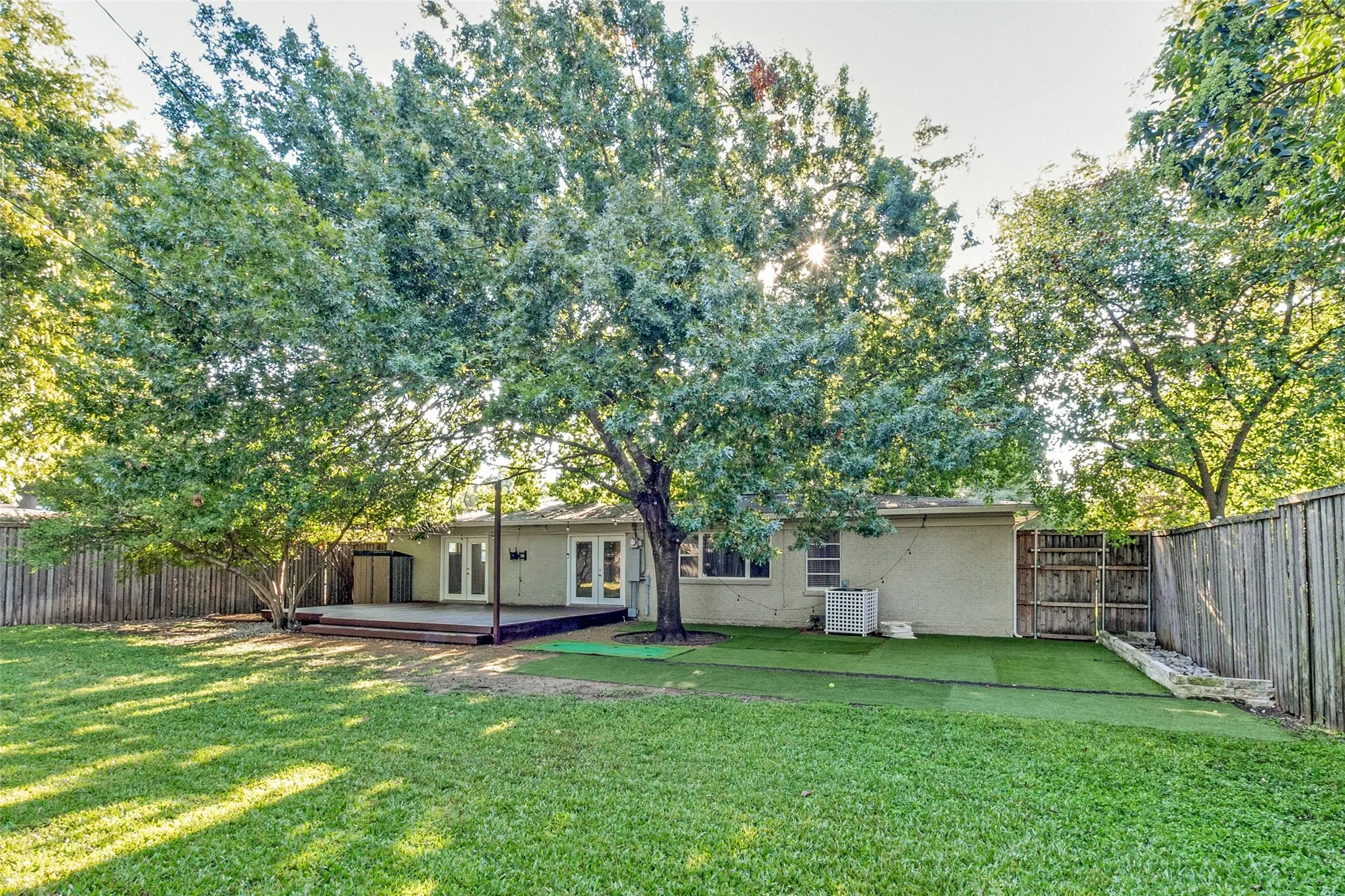 Single Family Residence For Sale in Dallas County , 9711 E Lake Highlands Drive, Dallas, Texas 75218, 3 Bedroom, 2 Bathroom, 2 Garage spaces, 1,450 Sqft, built in 1954, mls#21411309, Real Estate Agent in Dallas, Homes For Sale in Dallas county, Homes For Sale in Dallas, Realtor in Dallas Texas, Real Estate Brokerage Independent Realty Texas, Luminita Cordes Realtor