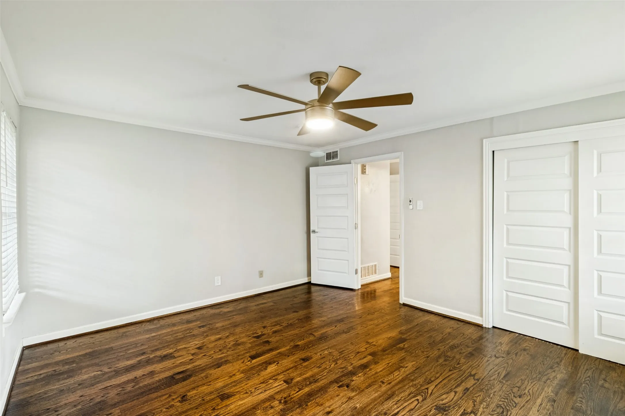 Single Family Residence For Sale in Dallas County , 9711 E Lake Highlands Drive, Dallas, Texas 75218, 3 Bedroom, 2 Bathroom, 2 Garage spaces, 1,450 Sqft, built in 1954, mls#21411309, Real Estate Agent in Dallas, Homes For Sale in Dallas county, Homes For Sale in Dallas, Realtor in Dallas Texas, Real Estate Brokerage Independent Realty Texas, Luminita Cordes Realtor