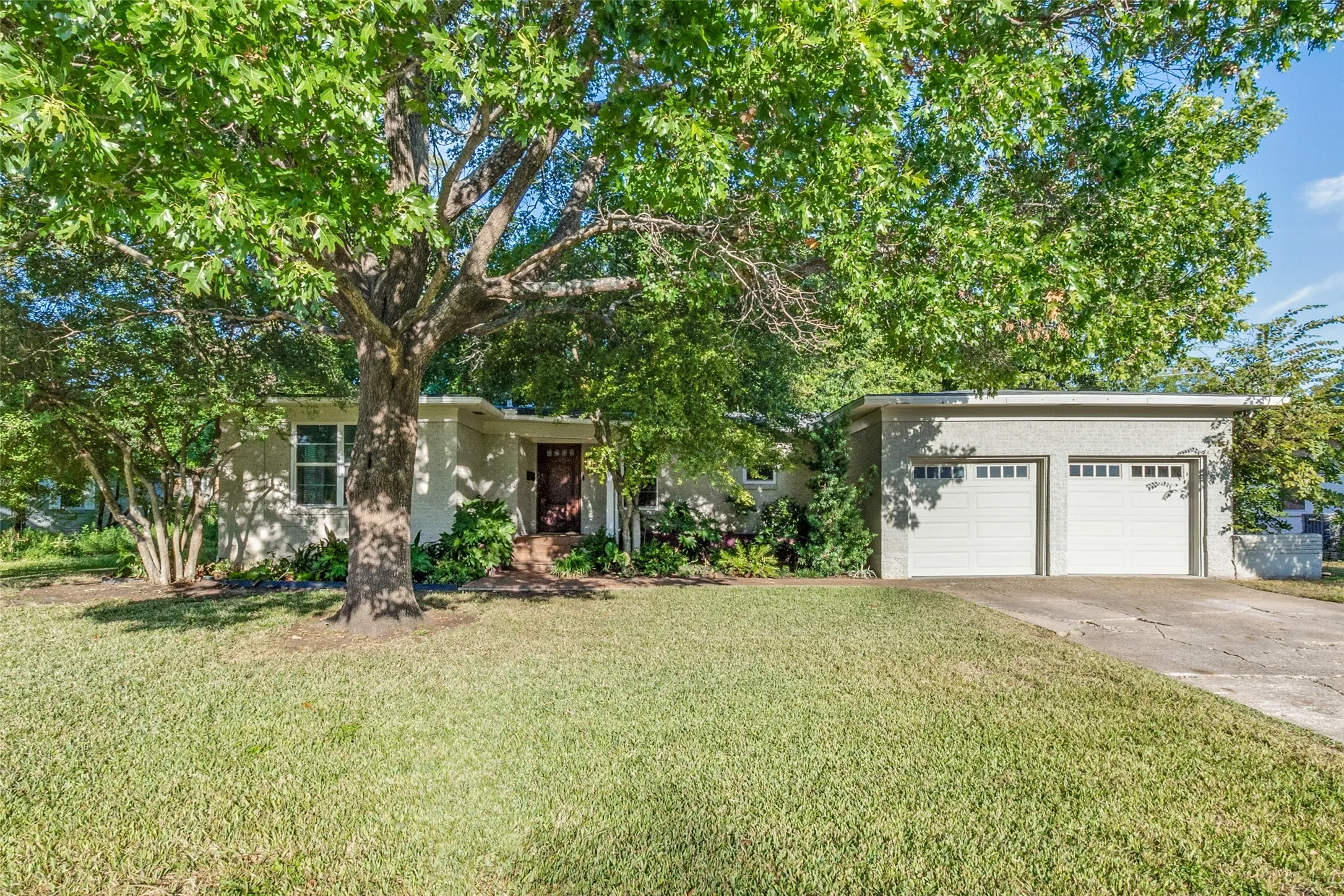 Single Family Residence For Sale in Dallas County , 9711 E Lake Highlands Drive, Dallas, Texas 75218, 3 Bedroom, 2 Bathroom, 2 Garage spaces, 1,450 Sqft, built in 1954, mls#21411309, Real Estate Agent in Dallas, Homes For Sale in Dallas county, Homes For Sale in Dallas, Realtor in Dallas Texas, Real Estate Brokerage Independent Realty Texas, Luminita Cordes Realtor