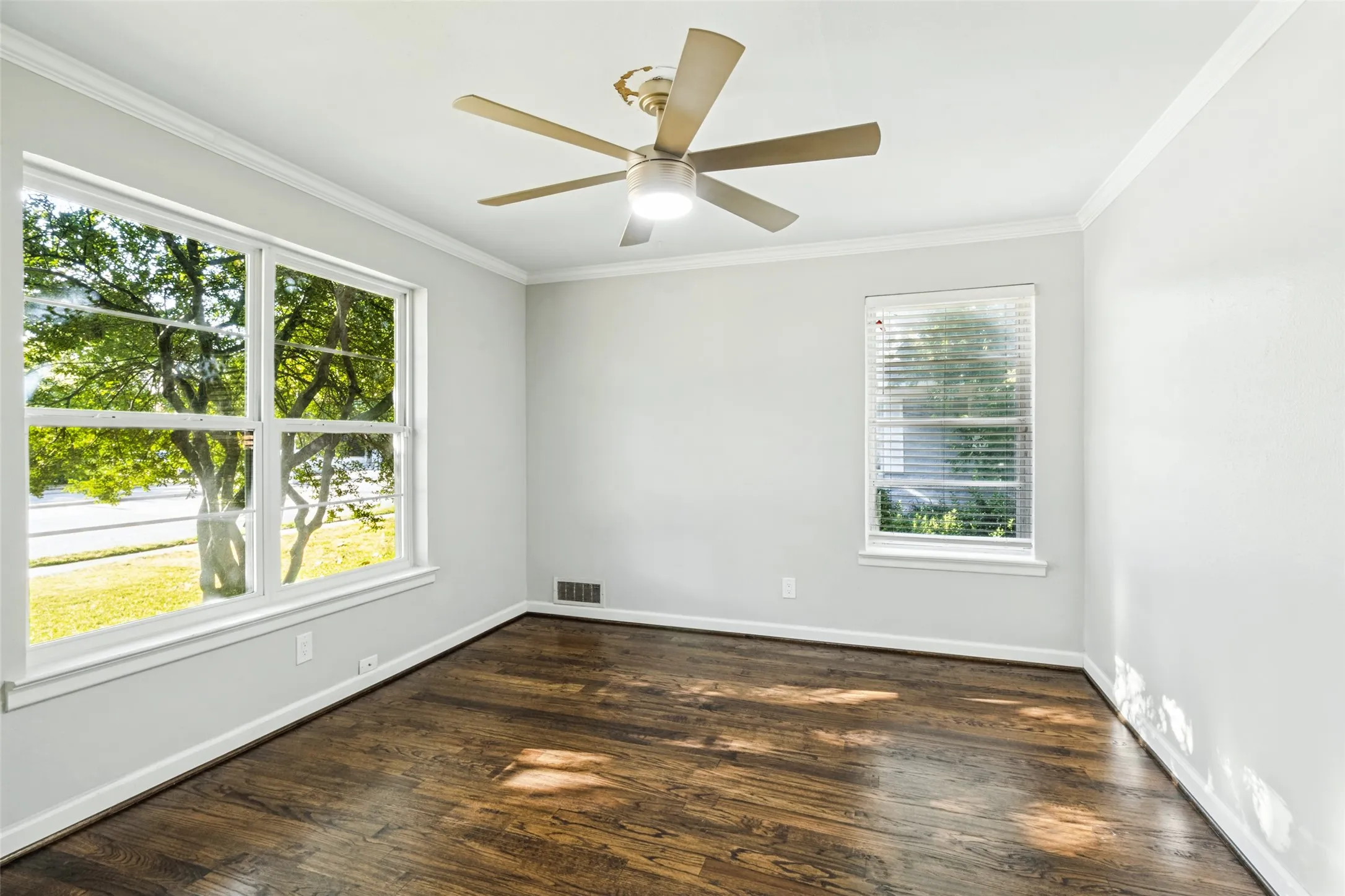 Single Family Residence For Sale in Dallas County , 9711 E Lake Highlands Drive, Dallas, Texas 75218, 3 Bedroom, 2 Bathroom, 2 Garage spaces, 1,450 Sqft, built in 1954, mls#21411309, Real Estate Agent in Dallas, Homes For Sale in Dallas county, Homes For Sale in Dallas, Realtor in Dallas Texas, Real Estate Brokerage Independent Realty Texas, Luminita Cordes Realtor