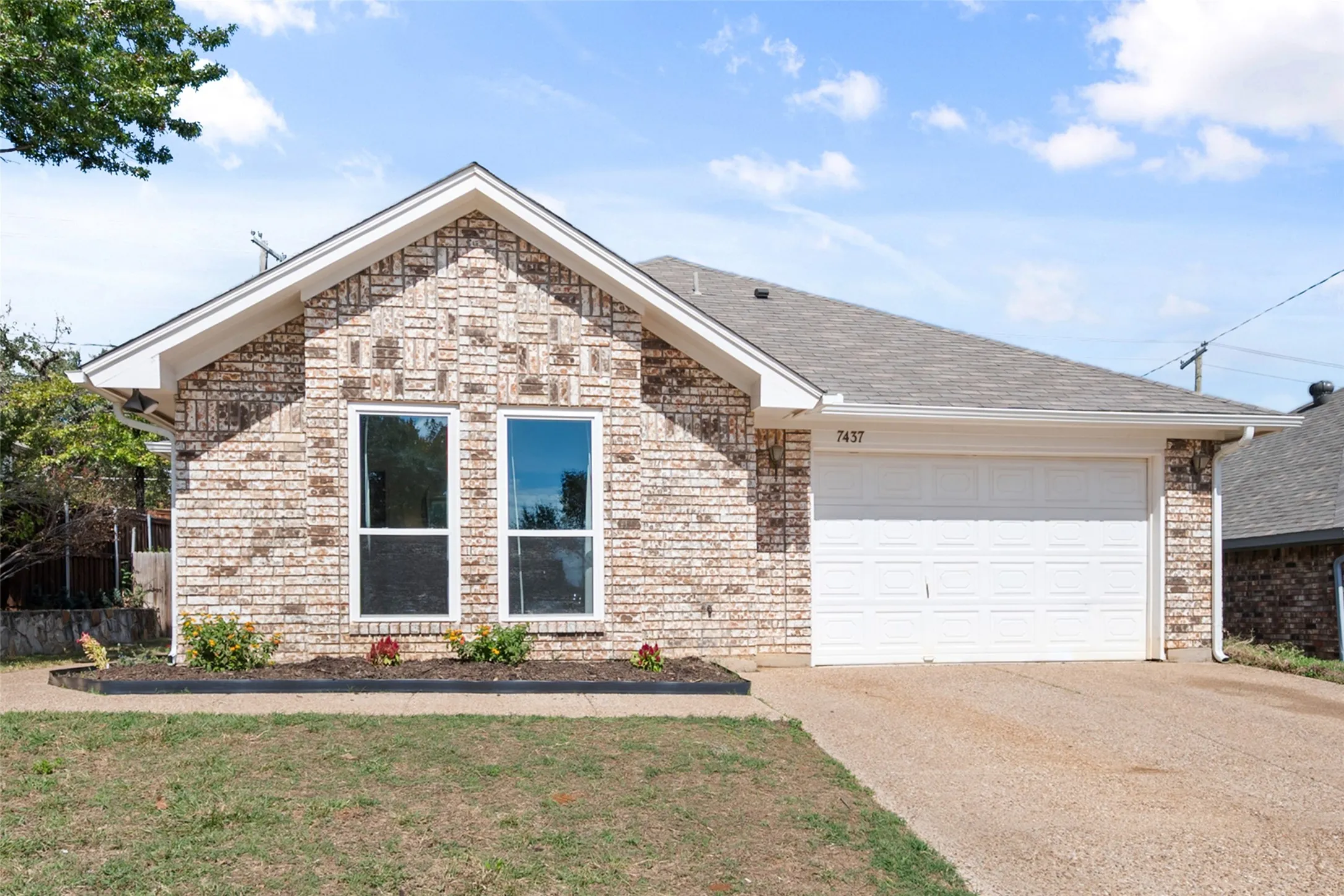Single Family Residence For Sale in Tarrant County , 7437 Little Rock Lane, Fort Worth, Texas 76120, 2 Bedroom, 2 Bathroom, 1 Garage spaces, 1,070 Sqft, built in 1987, mls#21412204, Real Estate Agent in Fort Worth, Homes For Sale in Tarrant county, Homes For Sale in Fort Worth, Realtor in Fort Worth Texas, Real Estate Brokerage Independent Realty Texas, Luminita Cordes Realtor