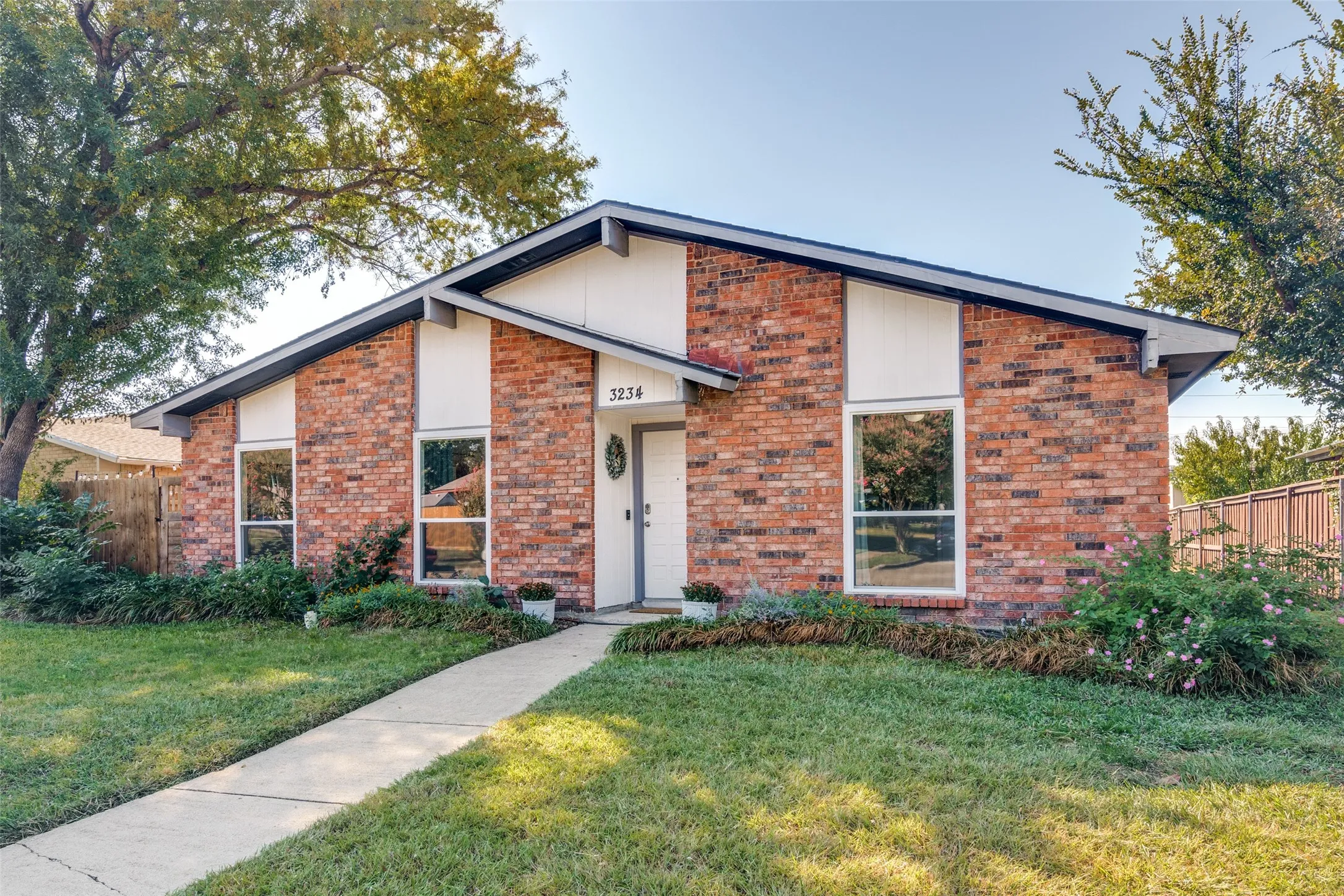 Single Family Residence For Sale in Dallas County , 3234 Embercrest Lane, Garland, Texas 75044, 3 Bedroom, 2 Bathroom, 2 Garage spaces, 1,591 Sqft, built in 1976, mls#21412452, Real Estate Agent in Garland, Homes For Sale in Dallas county, Homes For Sale in Garland, Realtor in Garland Texas, Real Estate Brokerage Independent Realty Texas, Luminita Cordes Realtor