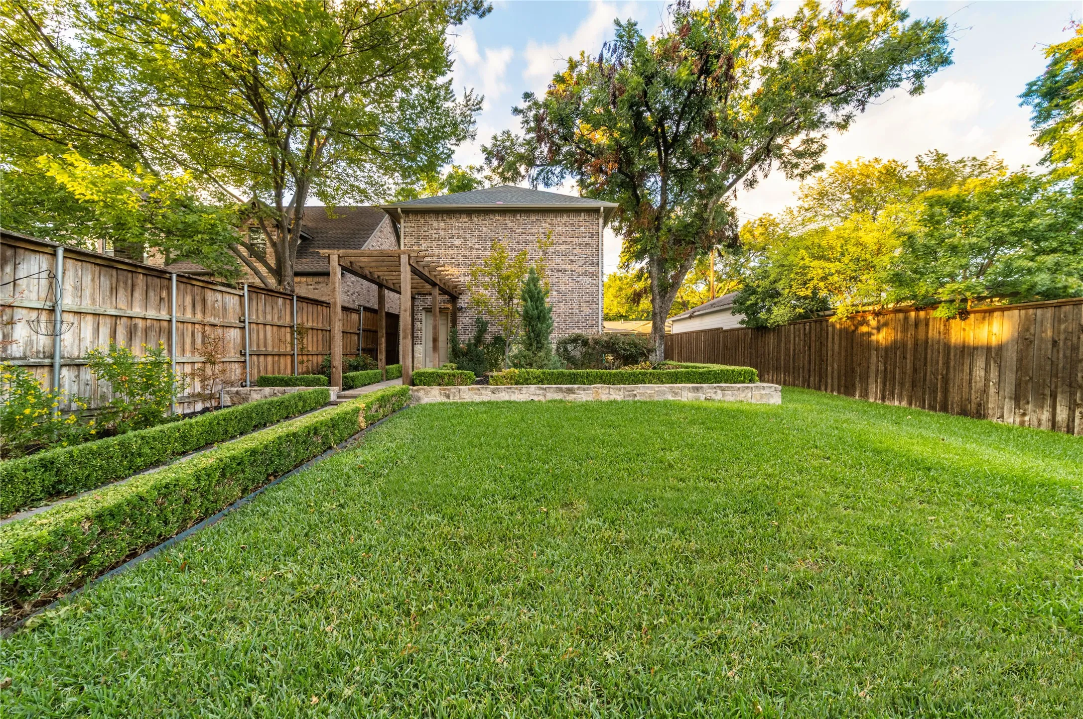 Single Family Residence For Sale in Dallas County , 6363 Vanderbilt Avenue, Dallas, Texas 75214, 4 Bedroom, 4 Bathroom, 2 Garage spaces, 3,886 Sqft, built in 2006, mls#21410832, Real Estate Agent in Dallas, Homes For Sale in Dallas county, Homes For Sale in Dallas, Realtor in Dallas Texas, Real Estate Brokerage Independent Realty Texas, Luminita Cordes Realtor