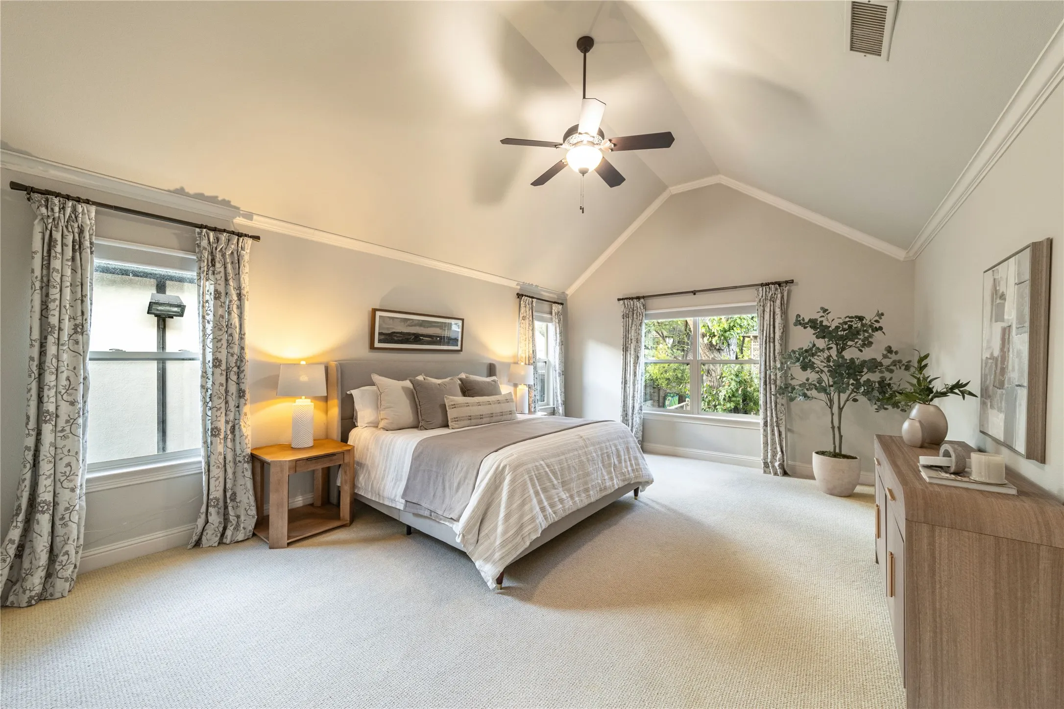 Single Family Residence For Sale in Dallas County , 6363 Vanderbilt Avenue, Dallas, Texas 75214, 4 Bedroom, 4 Bathroom, 2 Garage spaces, 3,886 Sqft, built in 2006, mls#21410832, Real Estate Agent in Dallas, Homes For Sale in Dallas county, Homes For Sale in Dallas, Realtor in Dallas Texas, Real Estate Brokerage Independent Realty Texas, Luminita Cordes Realtor