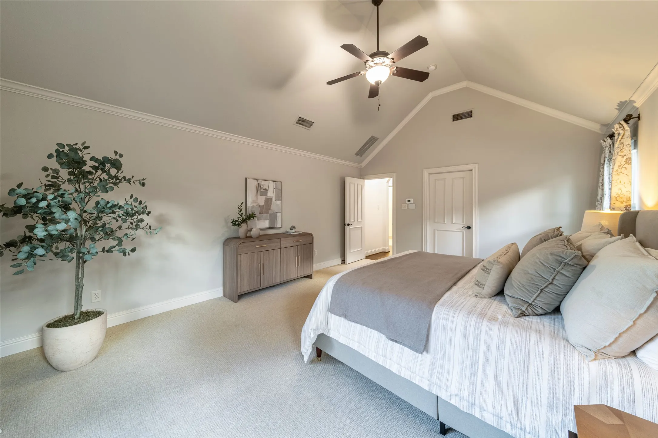 Single Family Residence For Sale in Dallas County , 6363 Vanderbilt Avenue, Dallas, Texas 75214, 4 Bedroom, 4 Bathroom, 2 Garage spaces, 3,886 Sqft, built in 2006, mls#21410832, Real Estate Agent in Dallas, Homes For Sale in Dallas county, Homes For Sale in Dallas, Realtor in Dallas Texas, Real Estate Brokerage Independent Realty Texas, Luminita Cordes Realtor