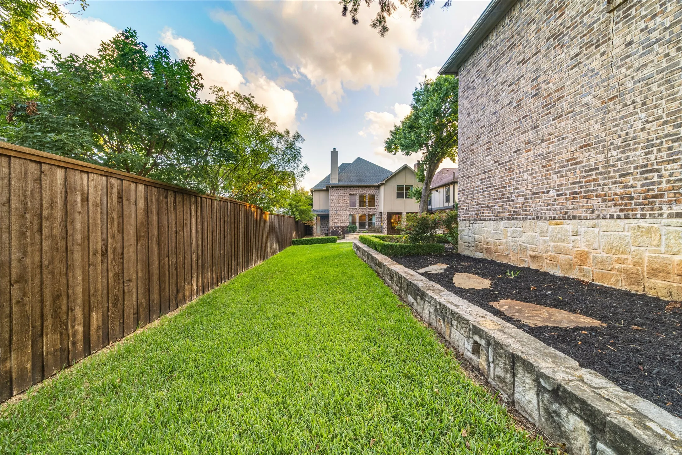Single Family Residence For Sale in Dallas County , 6363 Vanderbilt Avenue, Dallas, Texas 75214, 4 Bedroom, 4 Bathroom, 2 Garage spaces, 3,886 Sqft, built in 2006, mls#21410832, Real Estate Agent in Dallas, Homes For Sale in Dallas county, Homes For Sale in Dallas, Realtor in Dallas Texas, Real Estate Brokerage Independent Realty Texas, Luminita Cordes Realtor