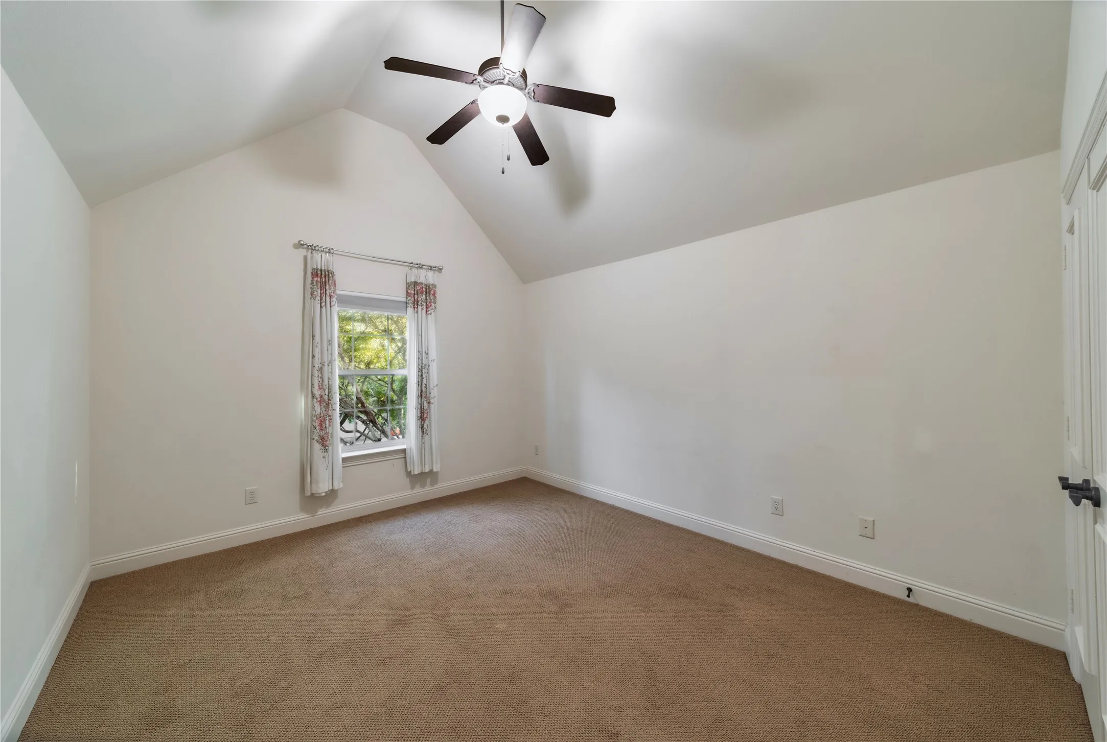 Single Family Residence For Sale in Dallas County , 6363 Vanderbilt Avenue, Dallas, Texas 75214, 4 Bedroom, 4 Bathroom, 2 Garage spaces, 3,886 Sqft, built in 2006, mls#21410832, Real Estate Agent in Dallas, Homes For Sale in Dallas county, Homes For Sale in Dallas, Realtor in Dallas Texas, Real Estate Brokerage Independent Realty Texas, Luminita Cordes Realtor