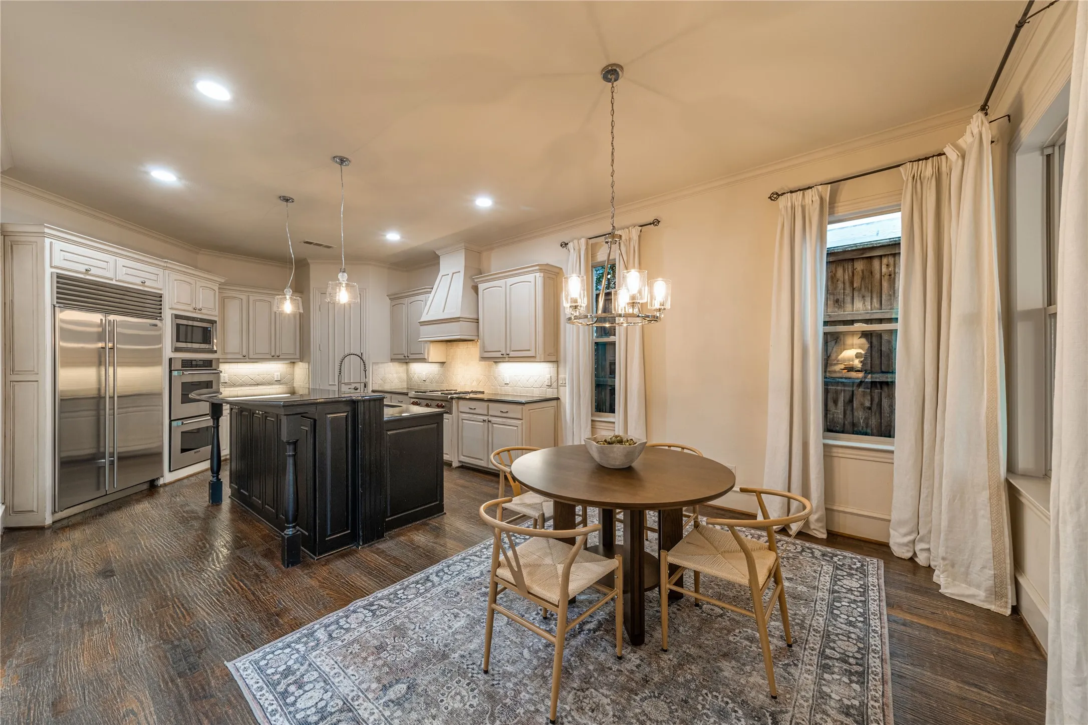 Single Family Residence For Sale in Dallas County , 6363 Vanderbilt Avenue, Dallas, Texas 75214, 4 Bedroom, 4 Bathroom, 2 Garage spaces, 3,886 Sqft, built in 2006, mls#21410832, Real Estate Agent in Dallas, Homes For Sale in Dallas county, Homes For Sale in Dallas, Realtor in Dallas Texas, Real Estate Brokerage Independent Realty Texas, Luminita Cordes Realtor