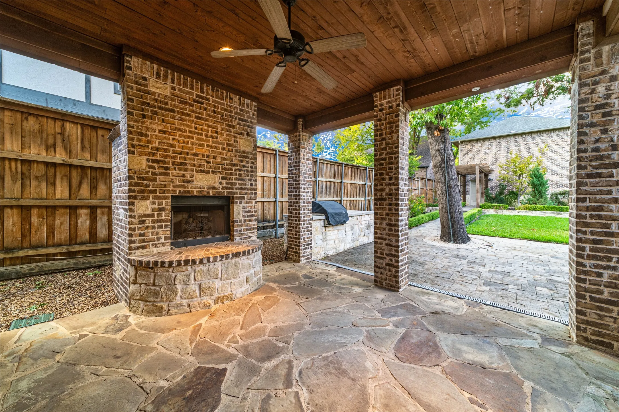 Single Family Residence For Sale in Dallas County , 6363 Vanderbilt Avenue, Dallas, Texas 75214, 4 Bedroom, 4 Bathroom, 2 Garage spaces, 3,886 Sqft, built in 2006, mls#21410832, Real Estate Agent in Dallas, Homes For Sale in Dallas county, Homes For Sale in Dallas, Realtor in Dallas Texas, Real Estate Brokerage Independent Realty Texas, Luminita Cordes Realtor