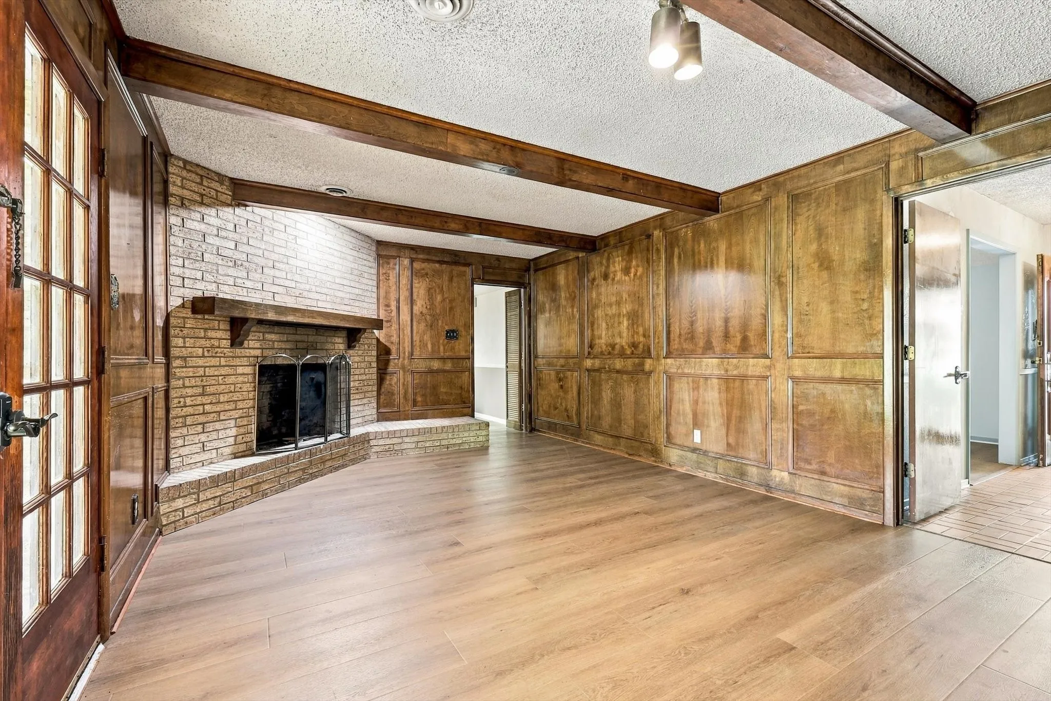 Single Family Residence For Sale in Denton County , 8260 Tudor Lane, Argyle, Texas 76226, 3 Bedroom, 4 Bathroom, 4 Garage spaces, 2,267 Sqft, built in 1976, mls#21410775, Real Estate Agent in Argyle, Homes For Sale in Denton county, Homes For Sale in Argyle, Realtor in Argyle Texas, Real Estate Brokerage Independent Realty Texas, Luminita Cordes Realtor