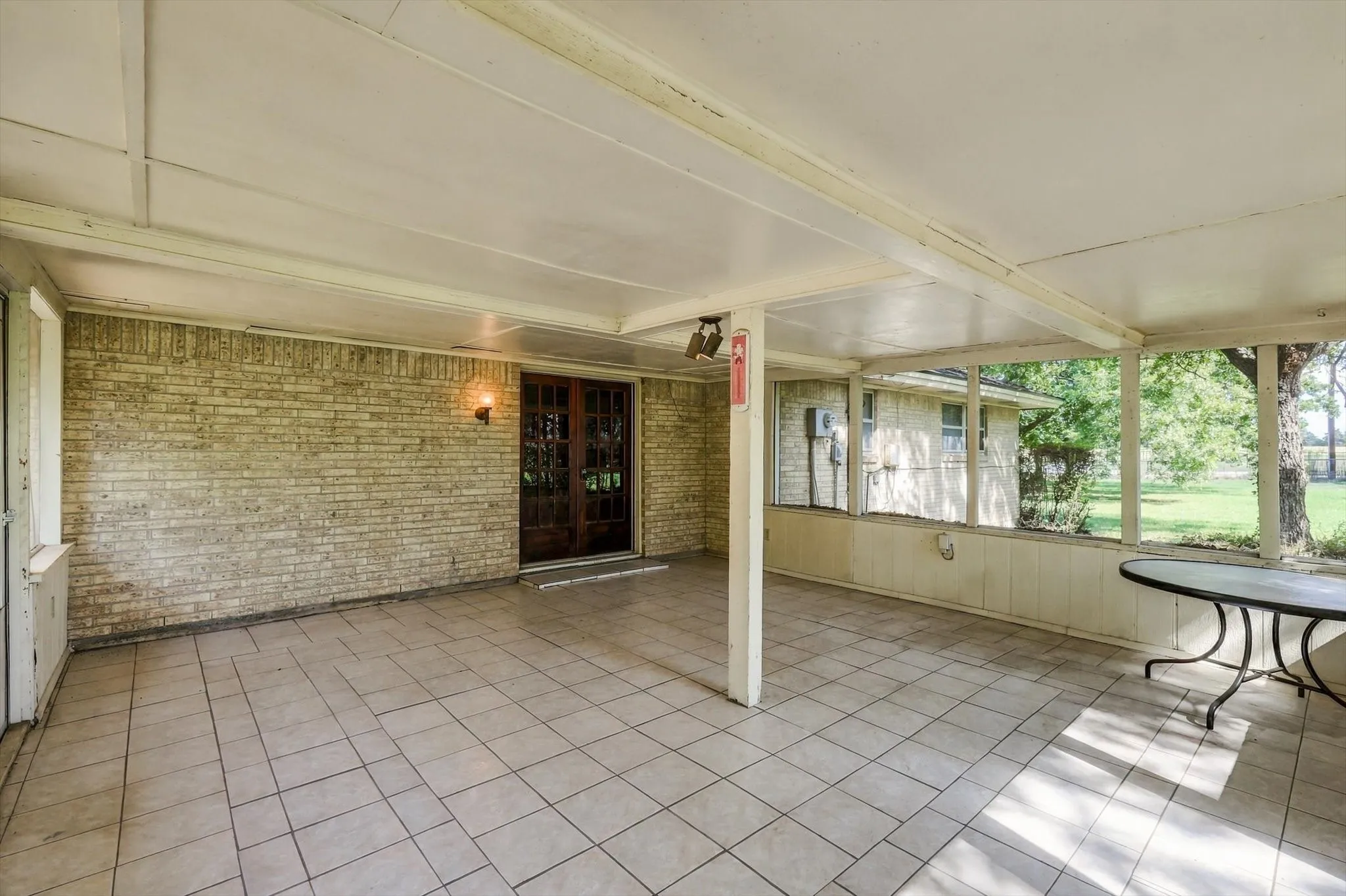 Single Family Residence For Sale in Denton County , 8260 Tudor Lane, Argyle, Texas 76226, 3 Bedroom, 4 Bathroom, 4 Garage spaces, 2,267 Sqft, built in 1976, mls#21410775, Real Estate Agent in Argyle, Homes For Sale in Denton county, Homes For Sale in Argyle, Realtor in Argyle Texas, Real Estate Brokerage Independent Realty Texas, Luminita Cordes Realtor