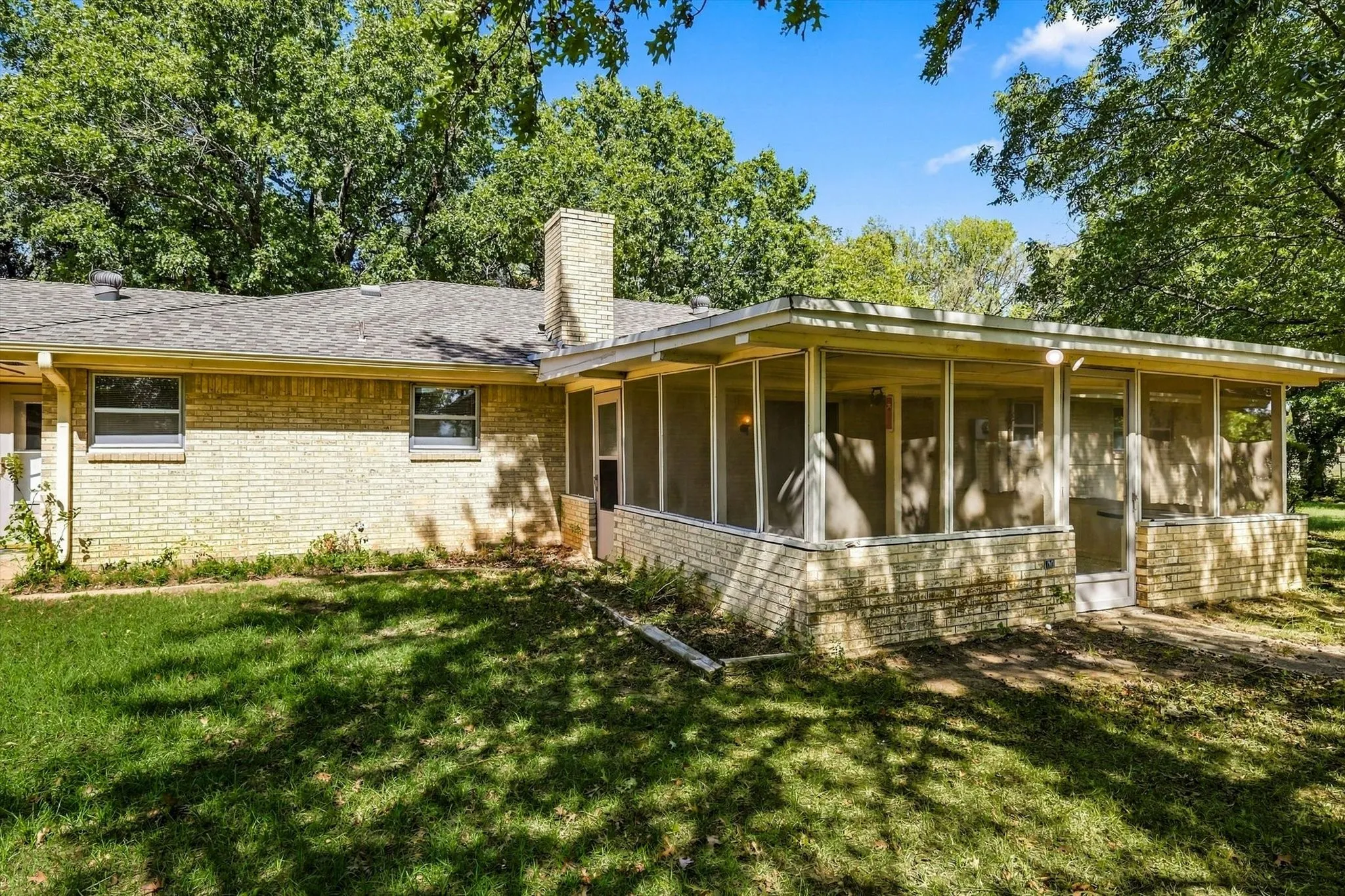 Single Family Residence For Sale in Denton County , 8260 Tudor Lane, Argyle, Texas 76226, 3 Bedroom, 4 Bathroom, 4 Garage spaces, 2,267 Sqft, built in 1976, mls#21410775, Real Estate Agent in Argyle, Homes For Sale in Denton county, Homes For Sale in Argyle, Realtor in Argyle Texas, Real Estate Brokerage Independent Realty Texas, Luminita Cordes Realtor