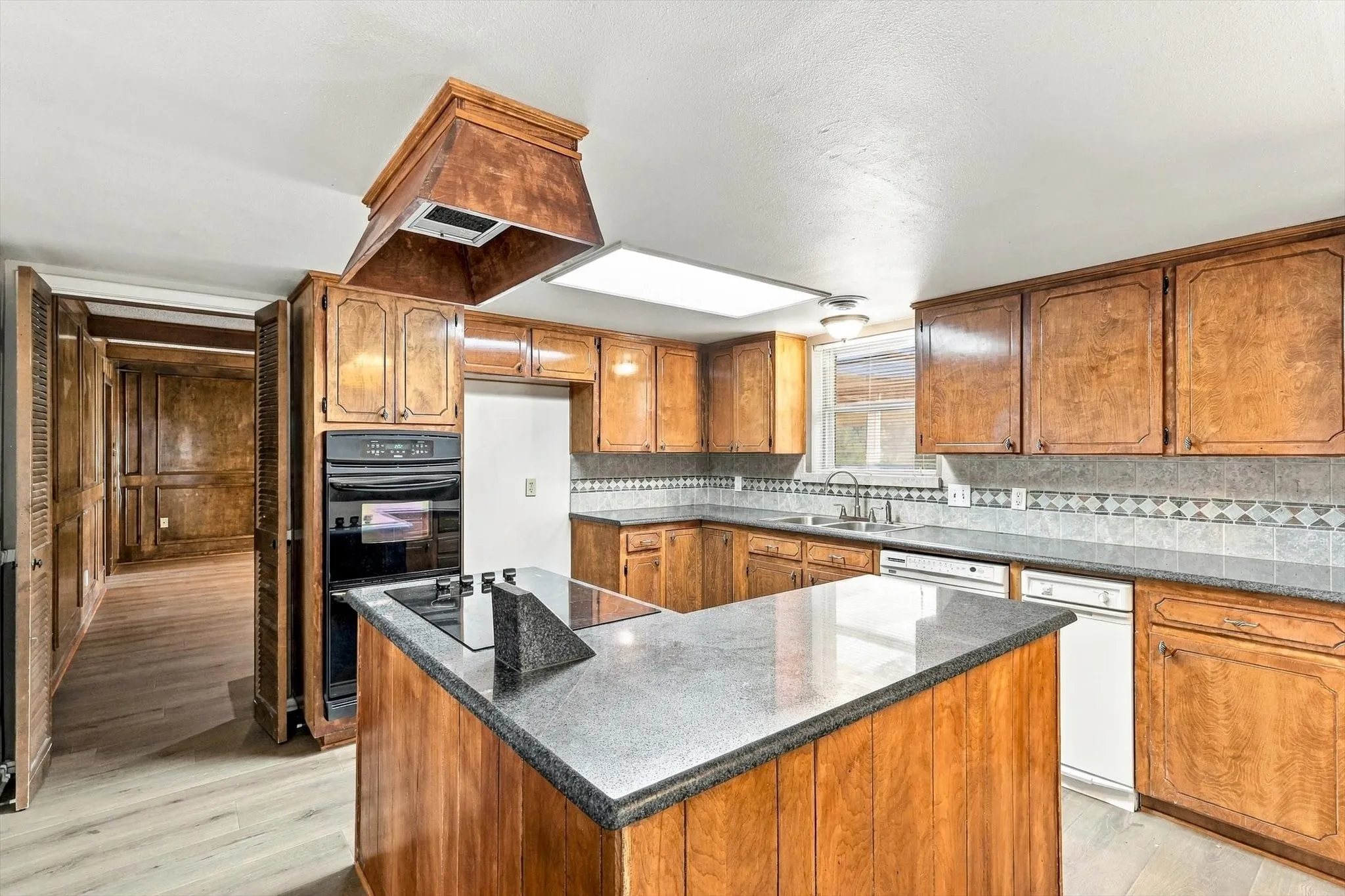 Single Family Residence For Sale in Denton County , 8260 Tudor Lane, Argyle, Texas 76226, 3 Bedroom, 4 Bathroom, 4 Garage spaces, 2,267 Sqft, built in 1976, mls#21410775, Real Estate Agent in Argyle, Homes For Sale in Denton county, Homes For Sale in Argyle, Realtor in Argyle Texas, Real Estate Brokerage Independent Realty Texas, Luminita Cordes Realtor