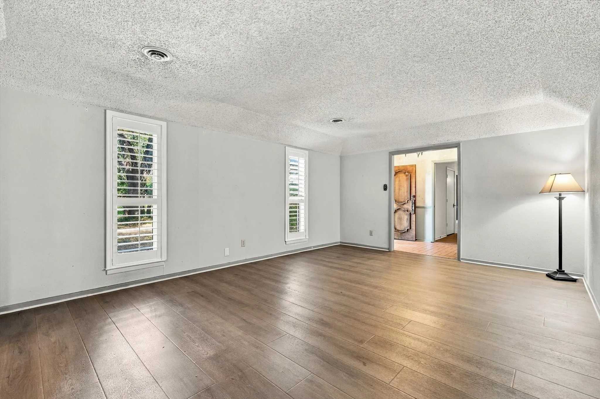 Single Family Residence For Sale in Denton County , 8260 Tudor Lane, Argyle, Texas 76226, 3 Bedroom, 4 Bathroom, 4 Garage spaces, 2,267 Sqft, built in 1976, mls#21410775, Real Estate Agent in Argyle, Homes For Sale in Denton county, Homes For Sale in Argyle, Realtor in Argyle Texas, Real Estate Brokerage Independent Realty Texas, Luminita Cordes Realtor