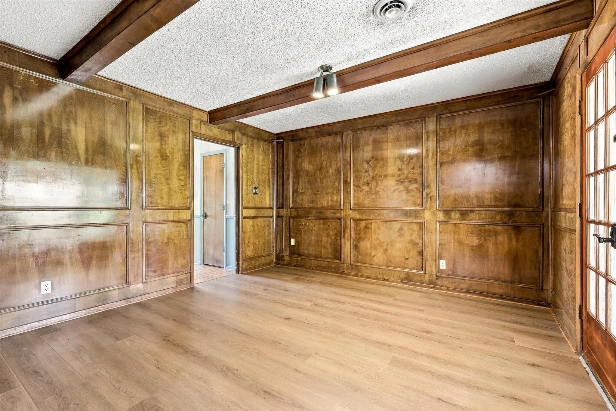 Single Family Residence For Sale in Denton County , 8260 Tudor Lane, Argyle, Texas 76226, 3 Bedroom, 4 Bathroom, 4 Garage spaces, 2,267 Sqft, built in 1976, mls#21410775, Real Estate Agent in Argyle, Homes For Sale in Denton county, Homes For Sale in Argyle, Realtor in Argyle Texas, Real Estate Brokerage Independent Realty Texas, Luminita Cordes Realtor