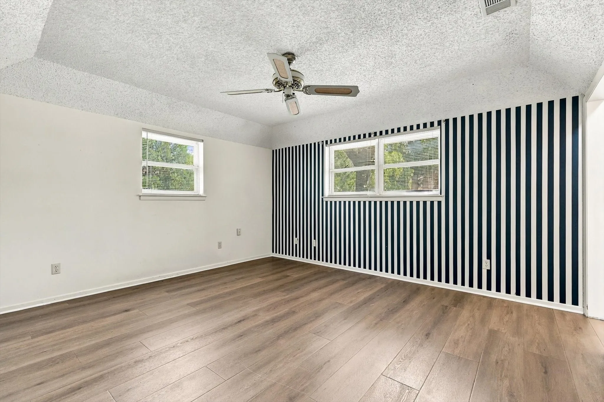 Single Family Residence For Sale in Denton County , 8260 Tudor Lane, Argyle, Texas 76226, 3 Bedroom, 4 Bathroom, 4 Garage spaces, 2,267 Sqft, built in 1976, mls#21410775, Real Estate Agent in Argyle, Homes For Sale in Denton county, Homes For Sale in Argyle, Realtor in Argyle Texas, Real Estate Brokerage Independent Realty Texas, Luminita Cordes Realtor