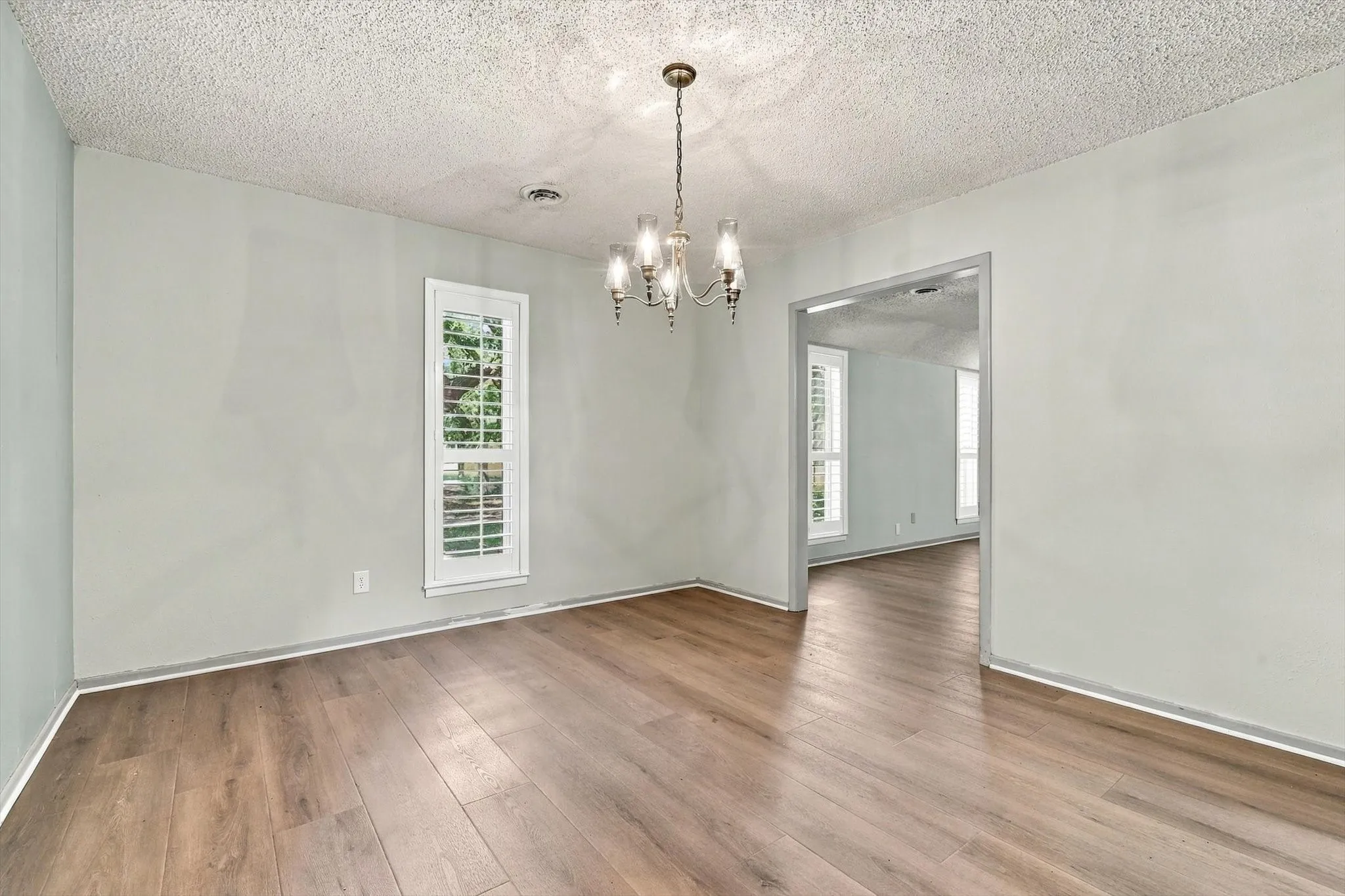Single Family Residence For Sale in Denton County , 8260 Tudor Lane, Argyle, Texas 76226, 3 Bedroom, 4 Bathroom, 4 Garage spaces, 2,267 Sqft, built in 1976, mls#21410775, Real Estate Agent in Argyle, Homes For Sale in Denton county, Homes For Sale in Argyle, Realtor in Argyle Texas, Real Estate Brokerage Independent Realty Texas, Luminita Cordes Realtor